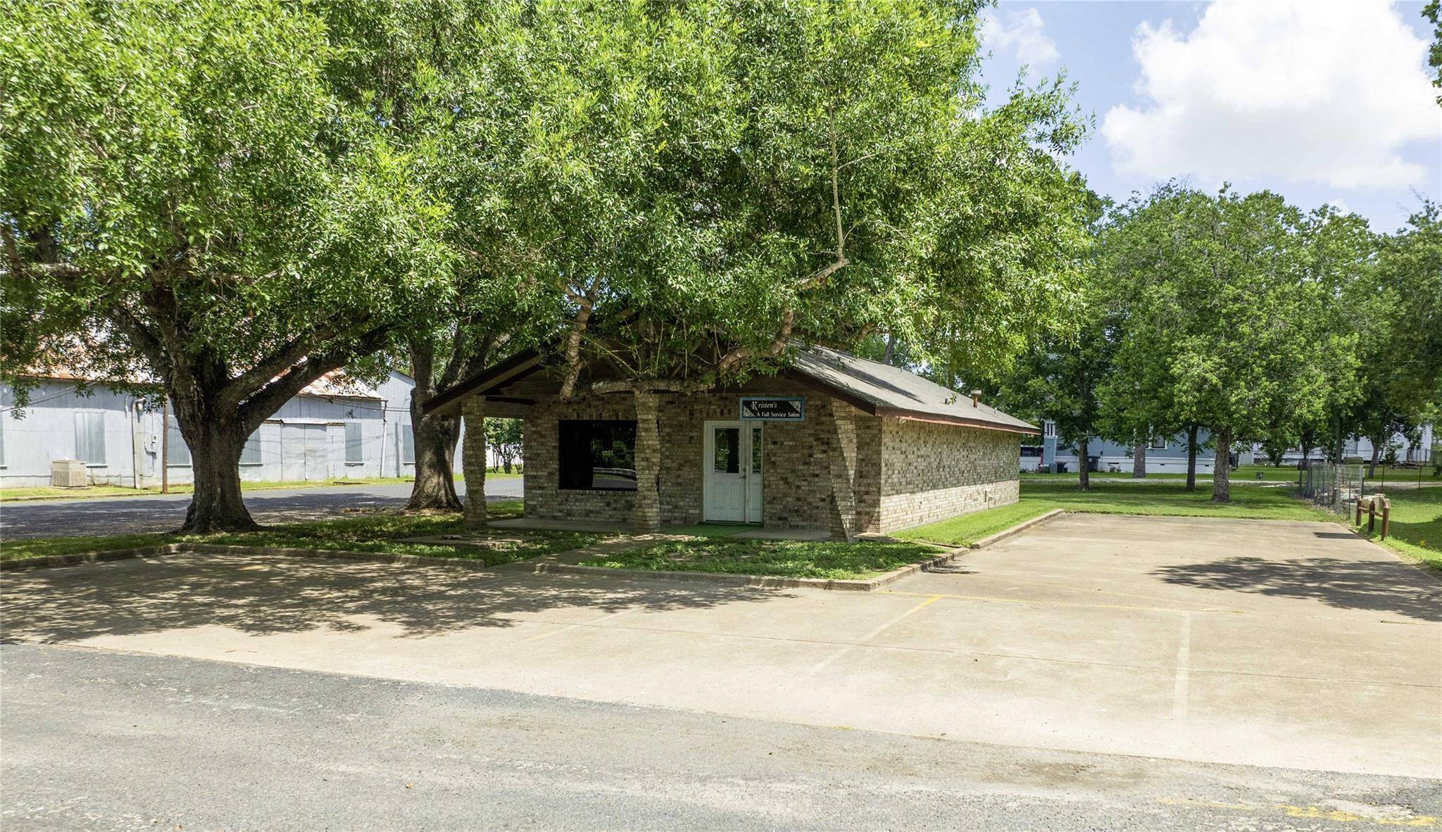 Schulenburg, TX 78956,737 N Main ST