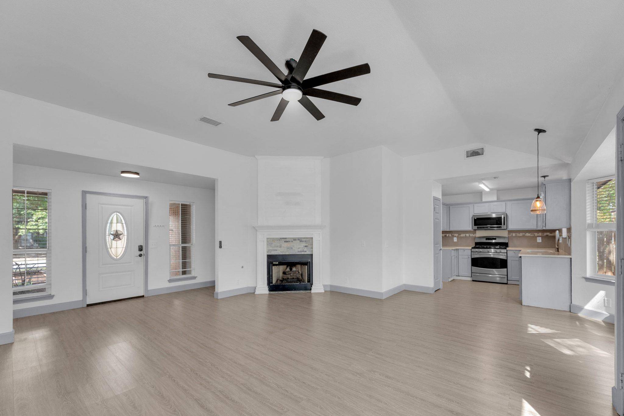 Hutto, TX 78634,302 CLARKS WAY