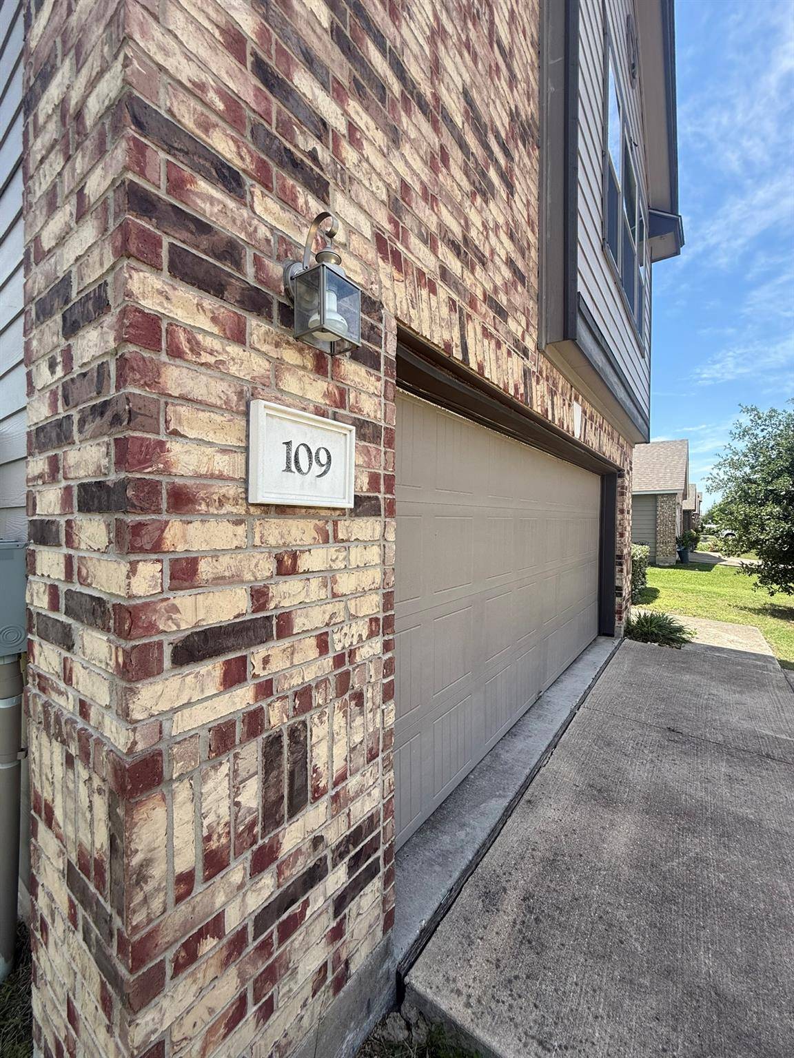 Hutto, TX 78634,109 CARRINGTON ST