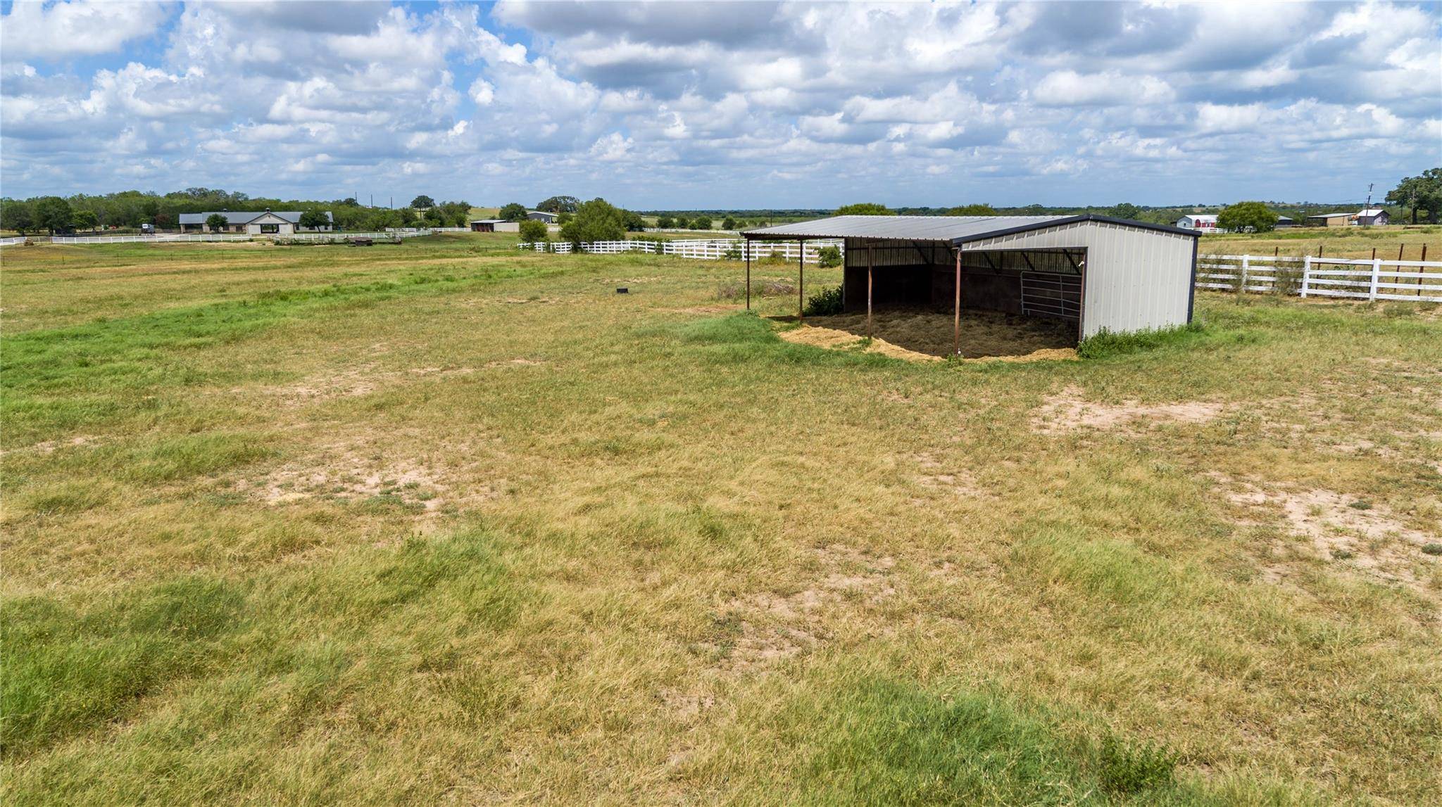 La Vernia, TX 78121,404 Annies LN