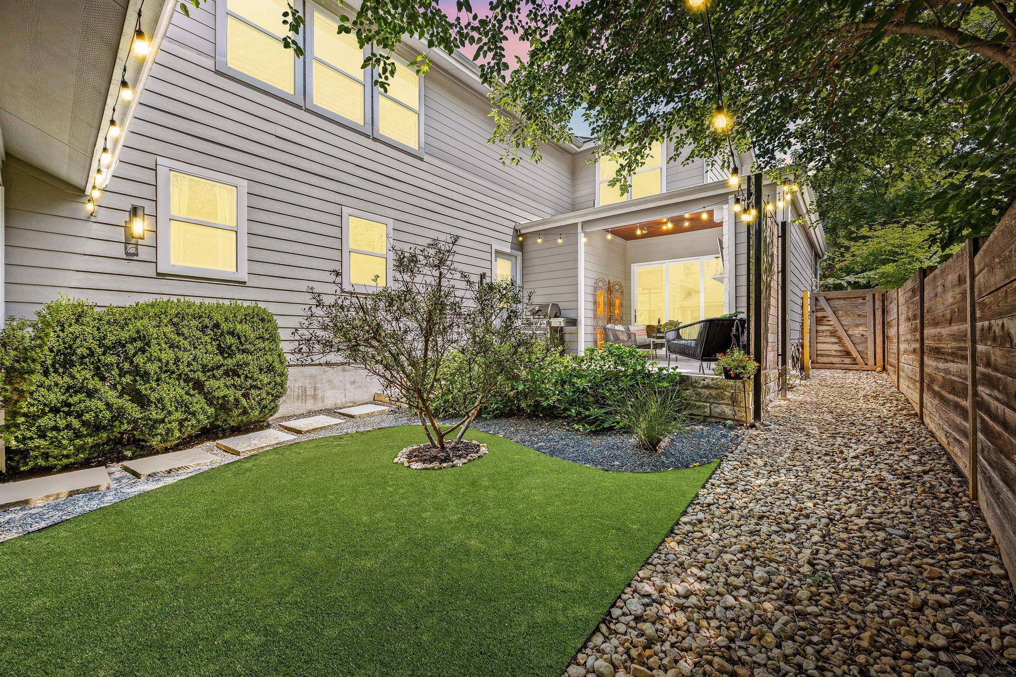 Austin, TX 78702,2100 E 10th ST