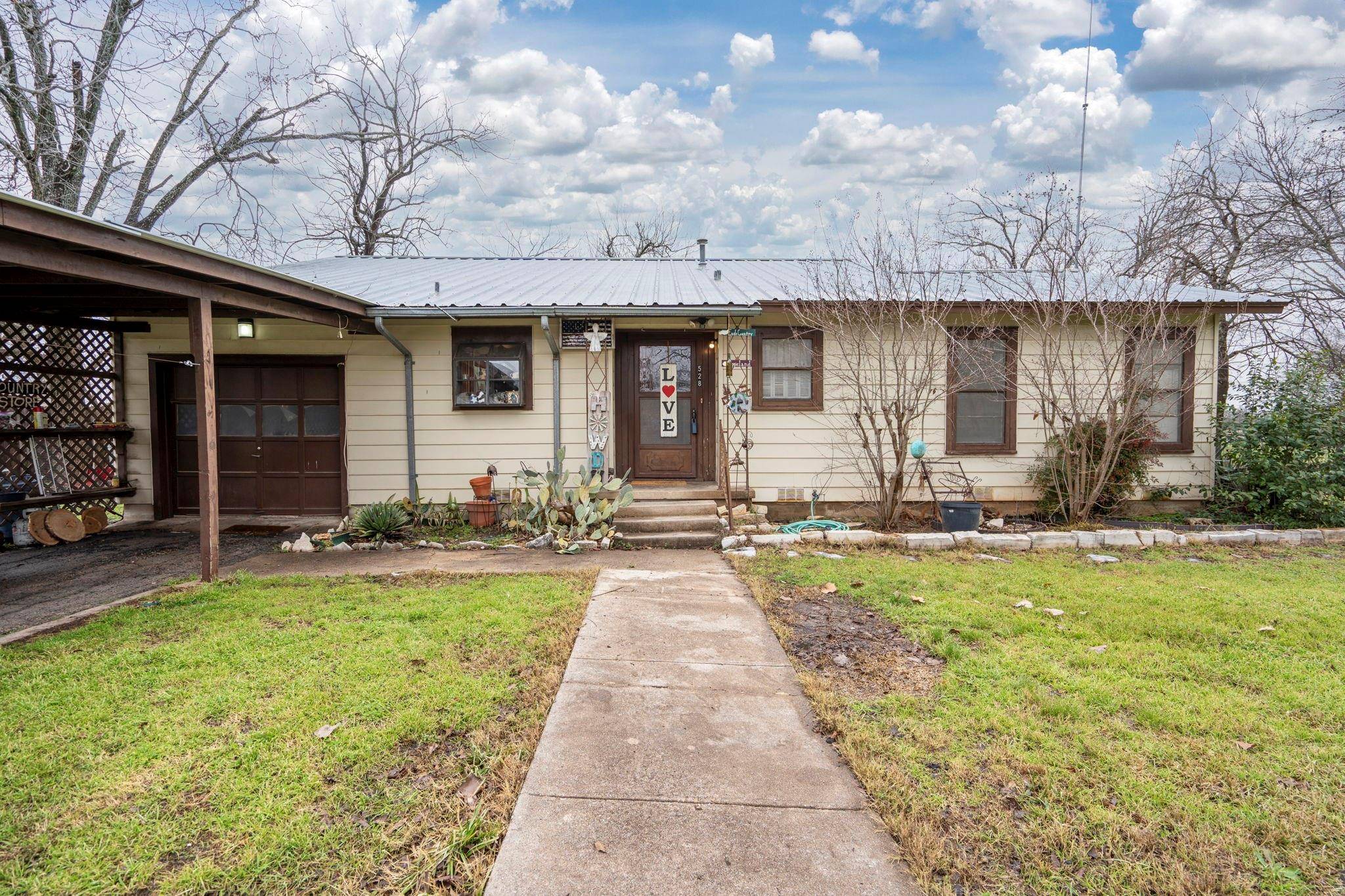 Bartlett, TX 76511,528 W Davilla ST