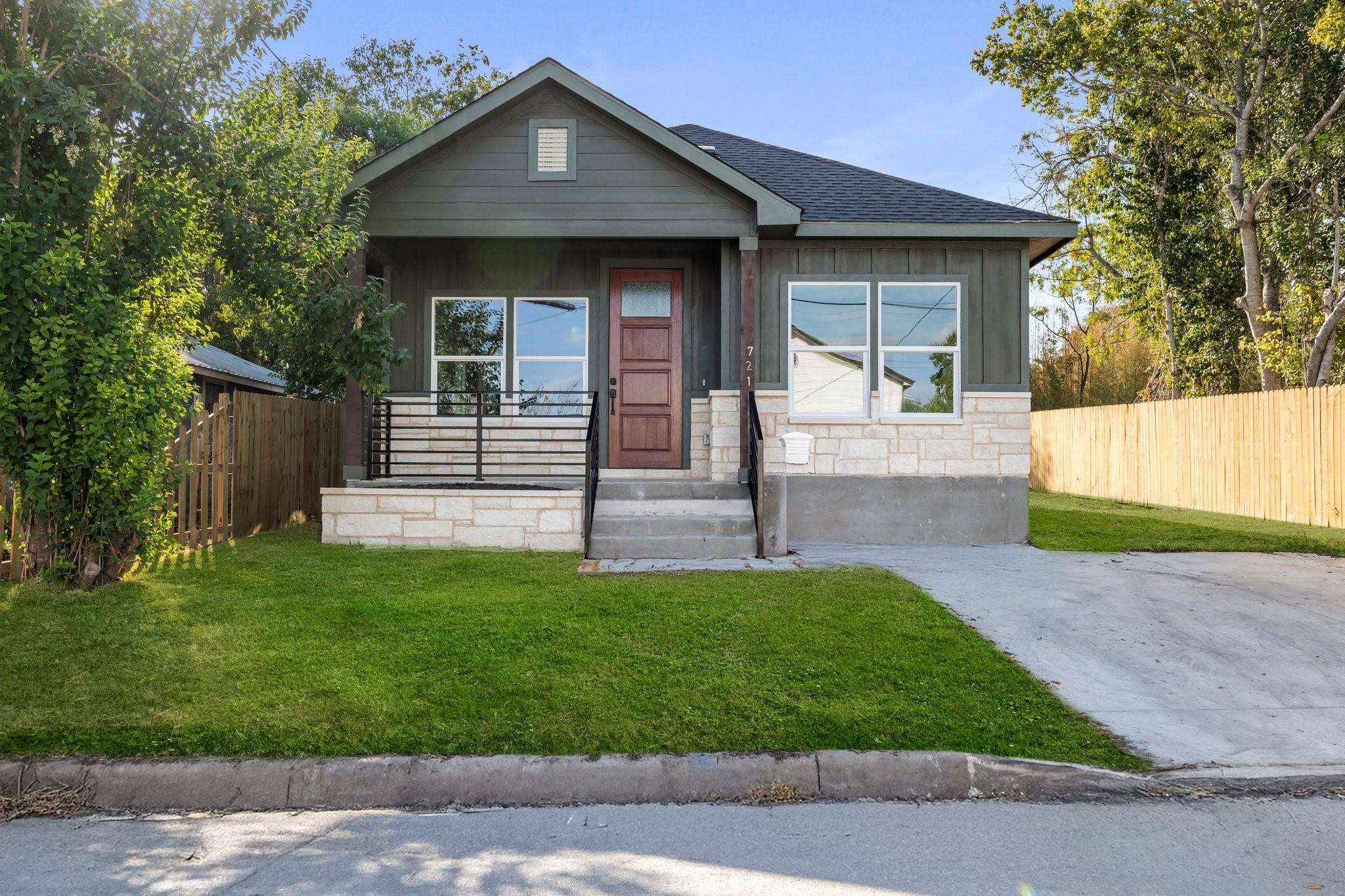 Lockhart, TX 78644,721 Chihuahua ST