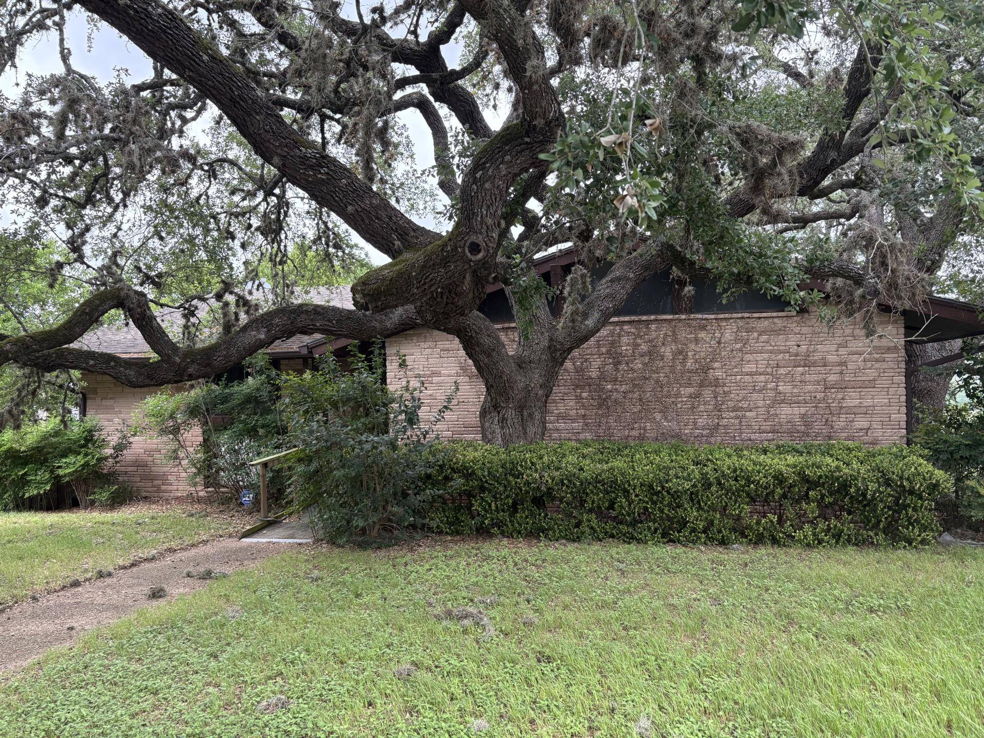 La Grange, TX 78945,502 Sarah Jo LN