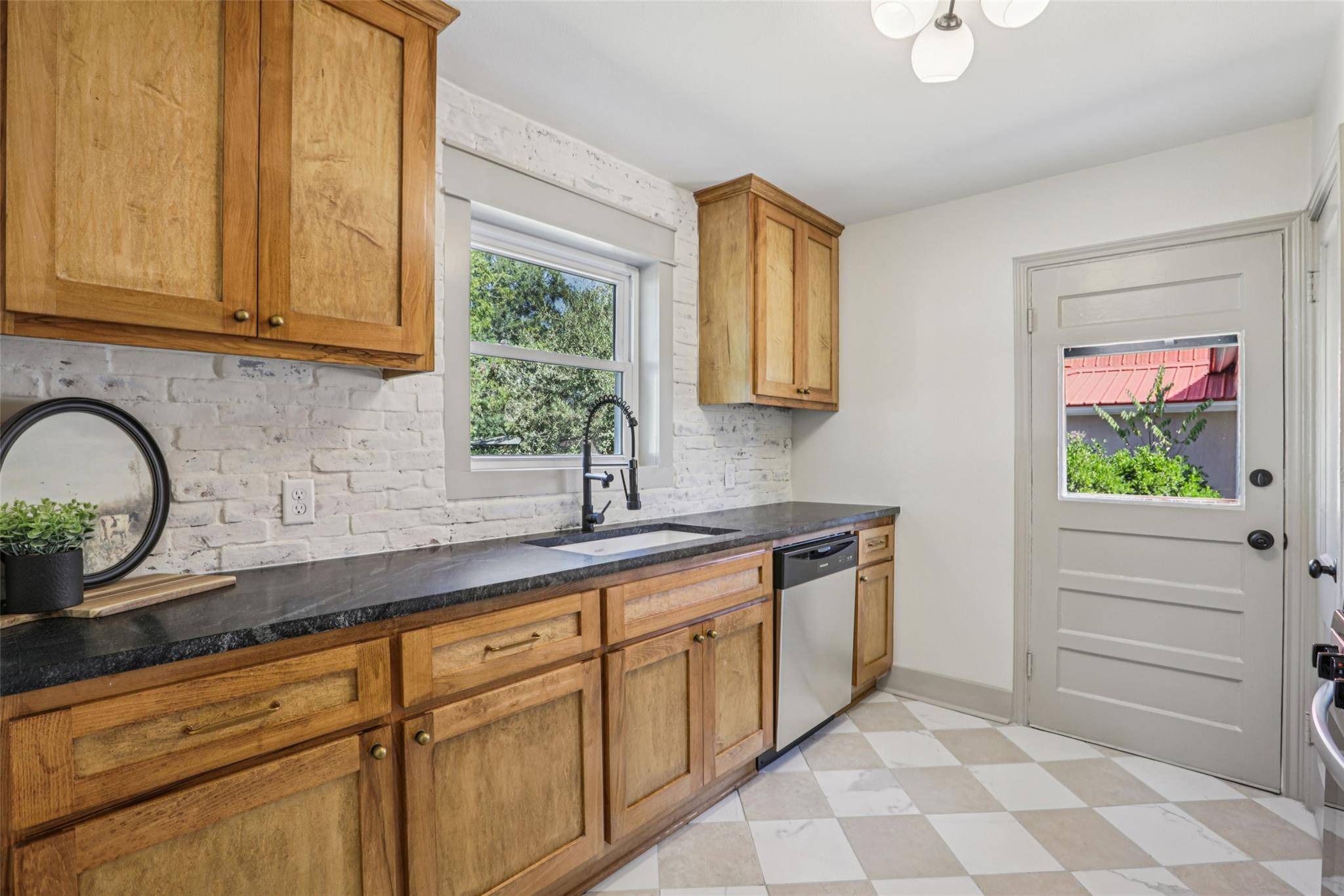 Smithville, TX 78957,602 Short ST