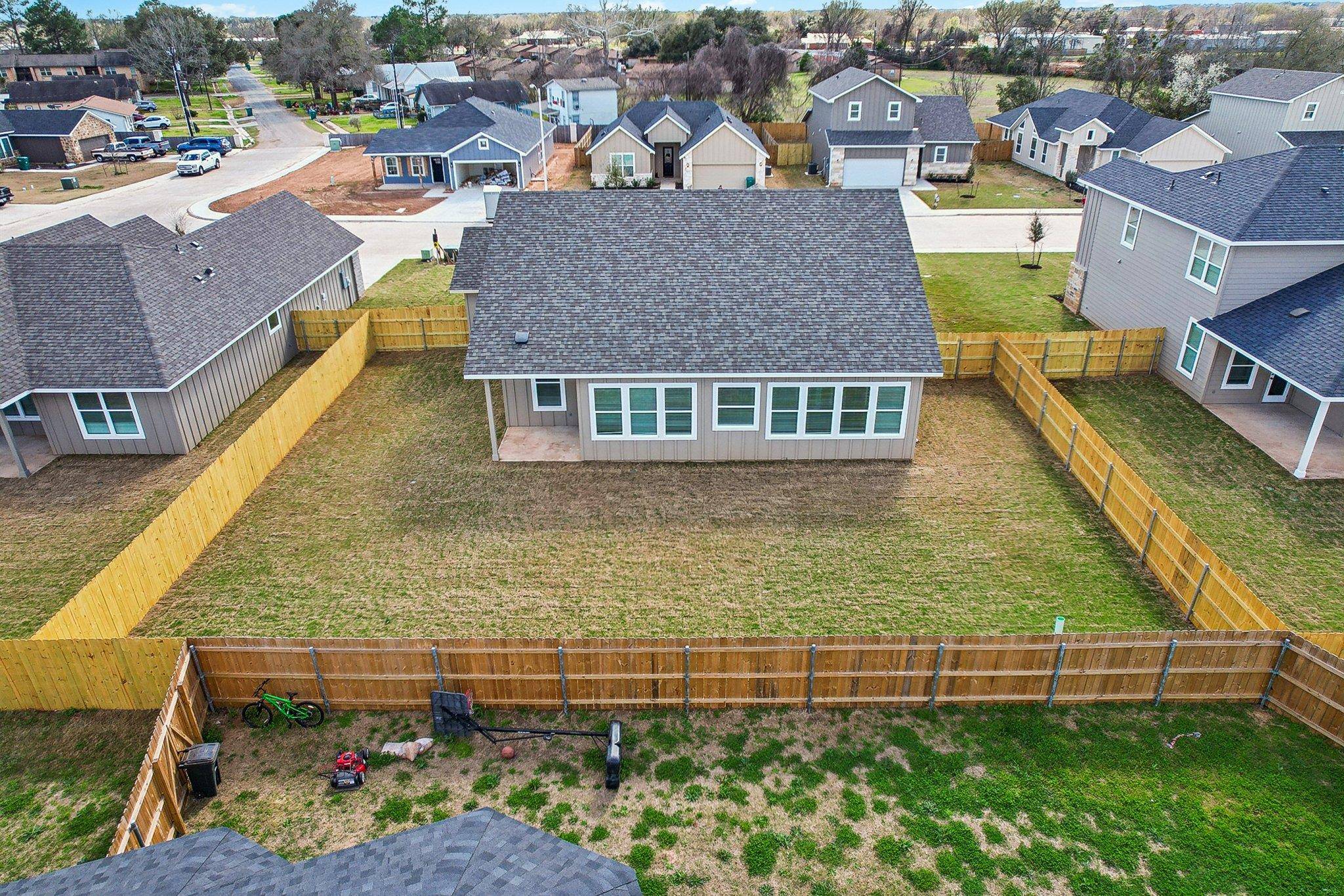 Smithville, TX 78957,104 Callie ST