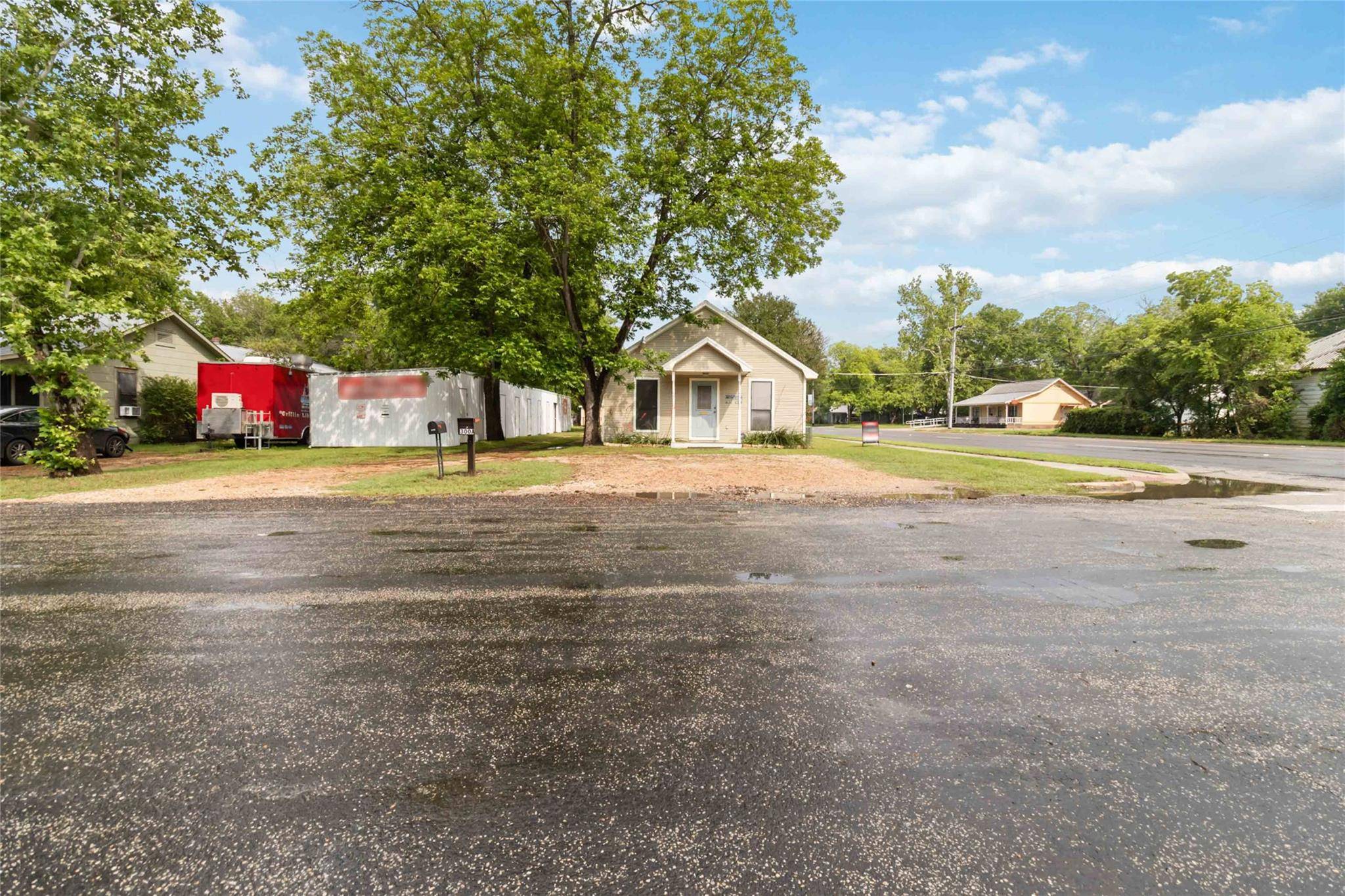 Smithville, TX 78957,300 Bishop ST
