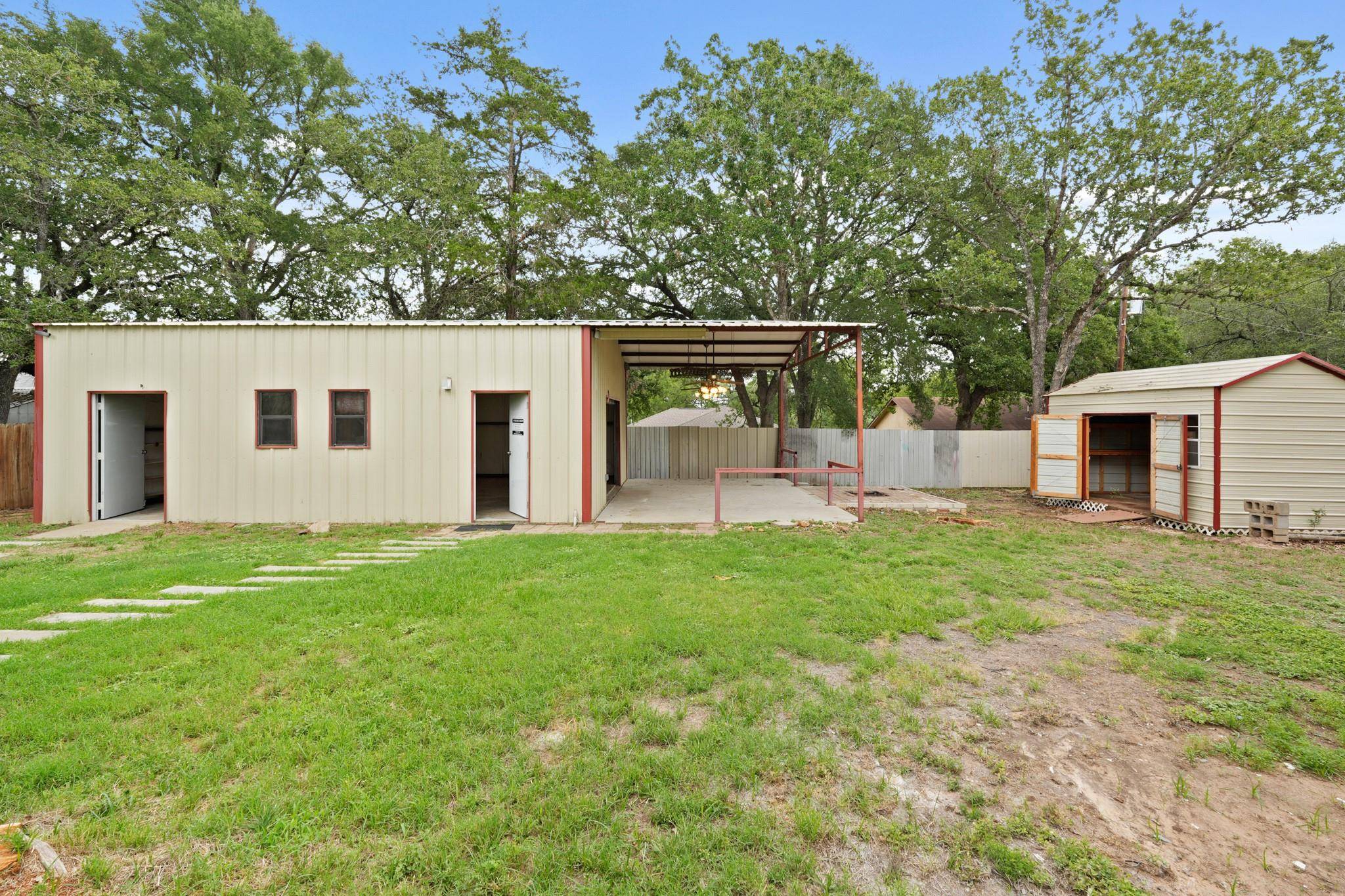 Smithville, TX 78957,503 Pine ST
