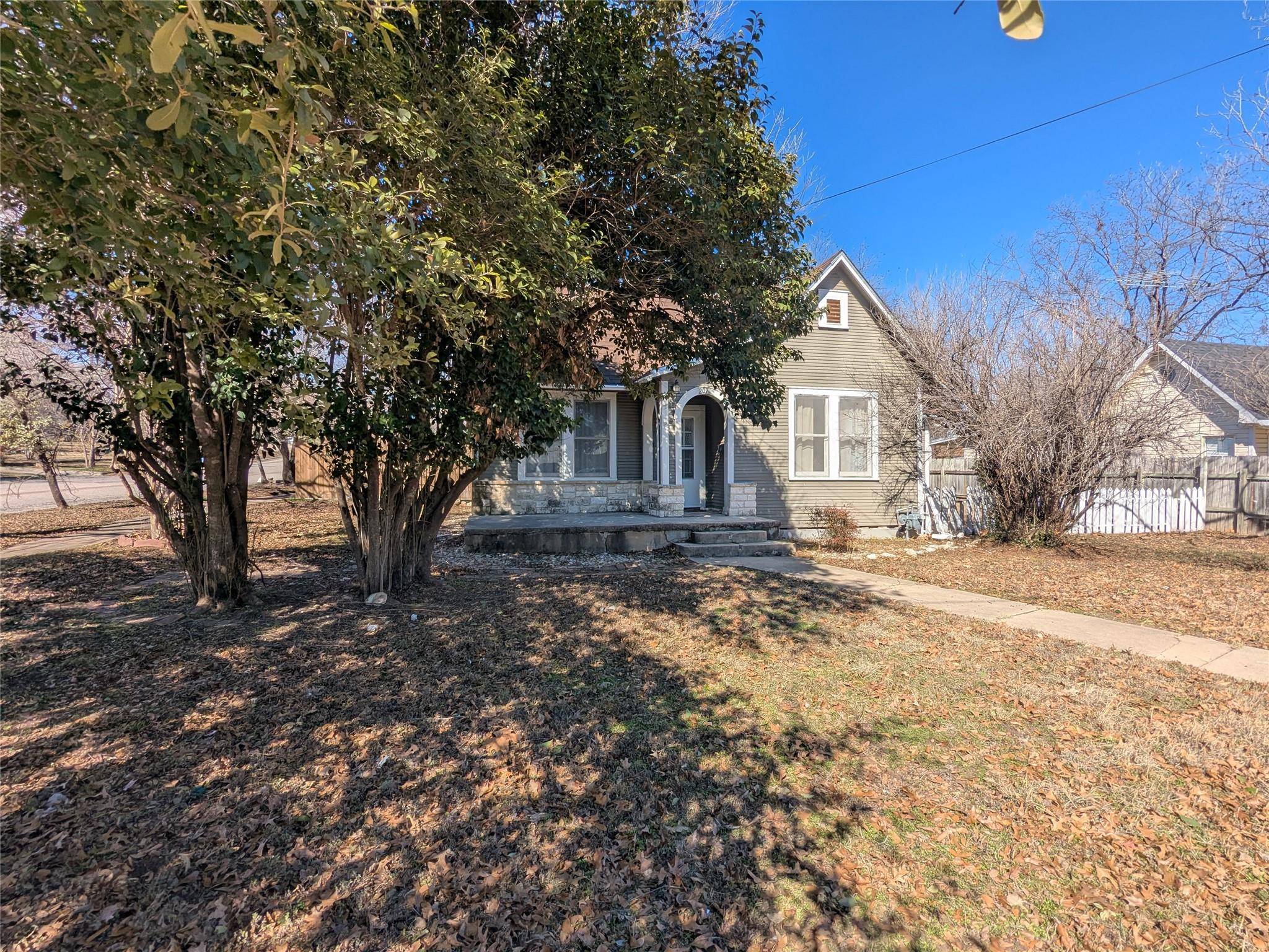 Lampasas, TX 76550,207 W 5th ST