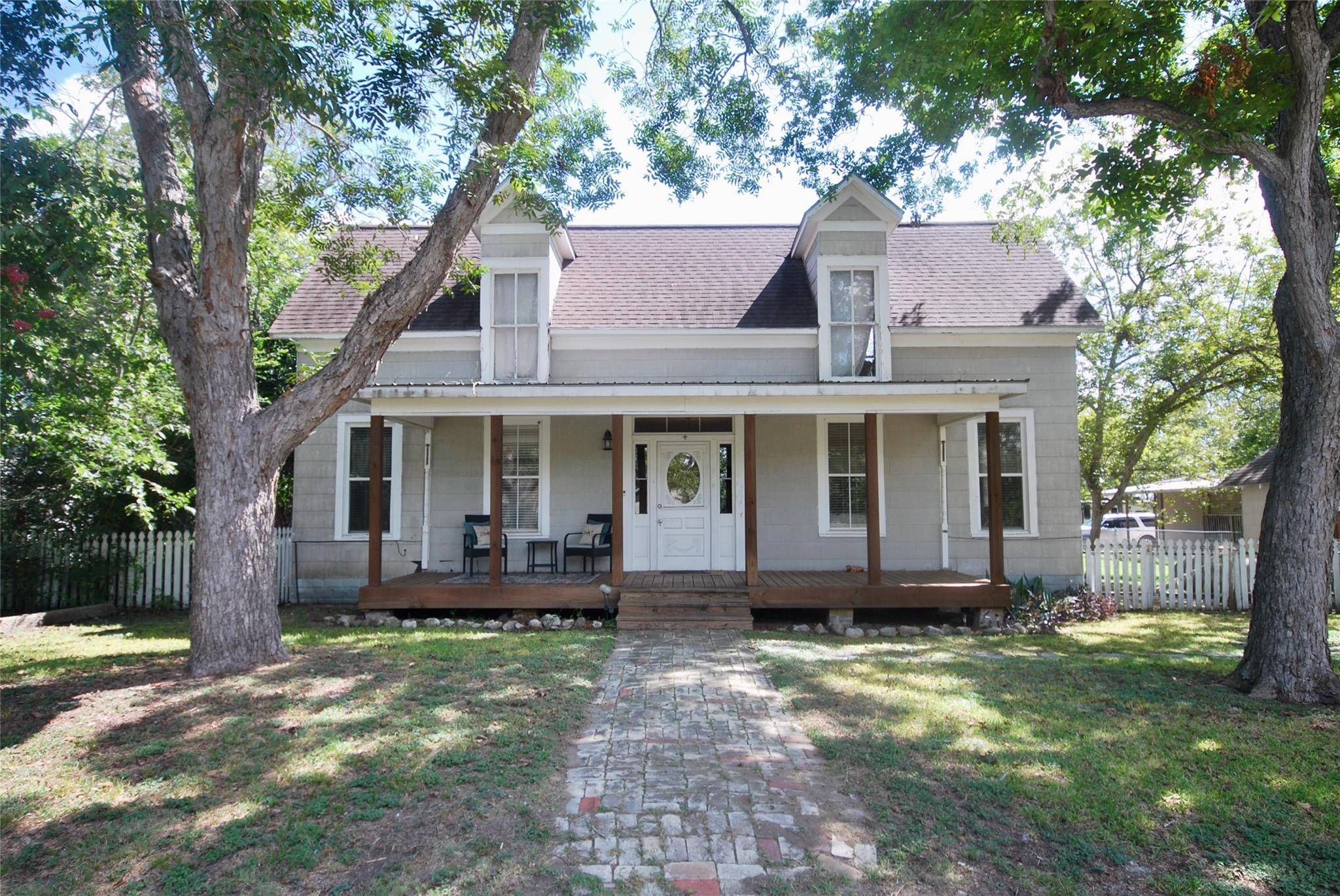 Moulton, TX 77975,305 S Pecan ST