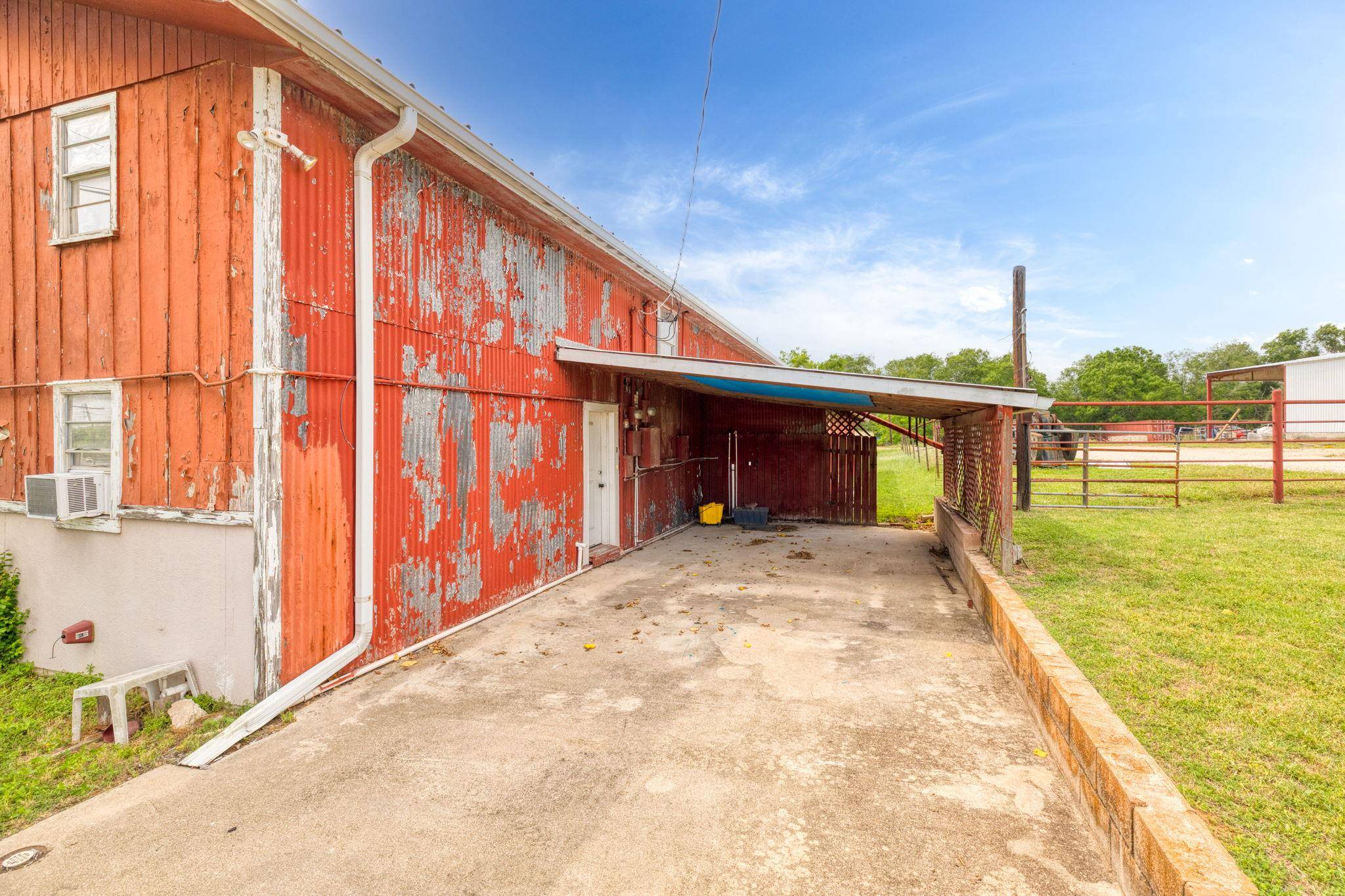 Luling, TX 78648,805 N Magnolia Ave