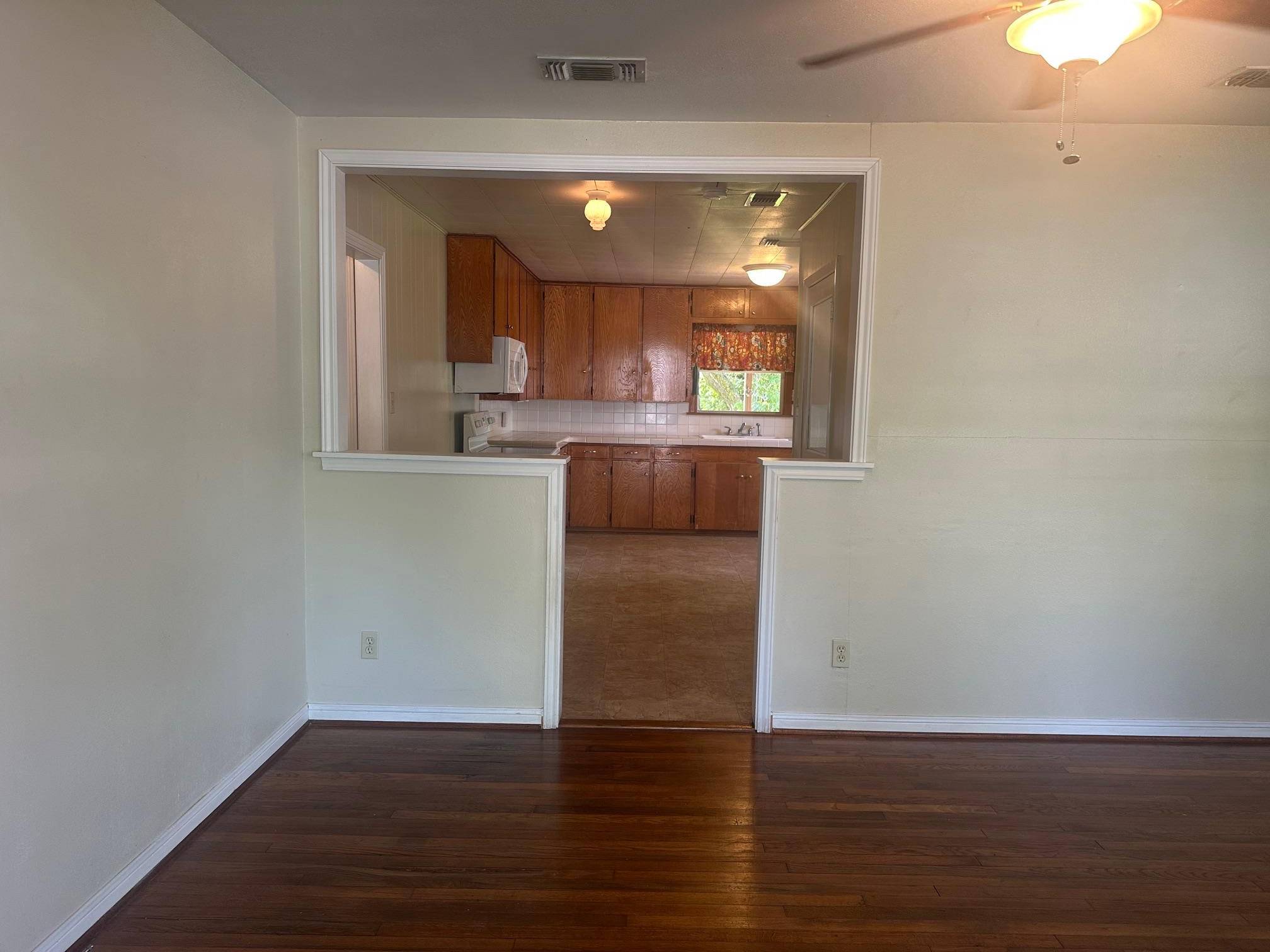 La Grange, TX 78945,762 E Walnut ST