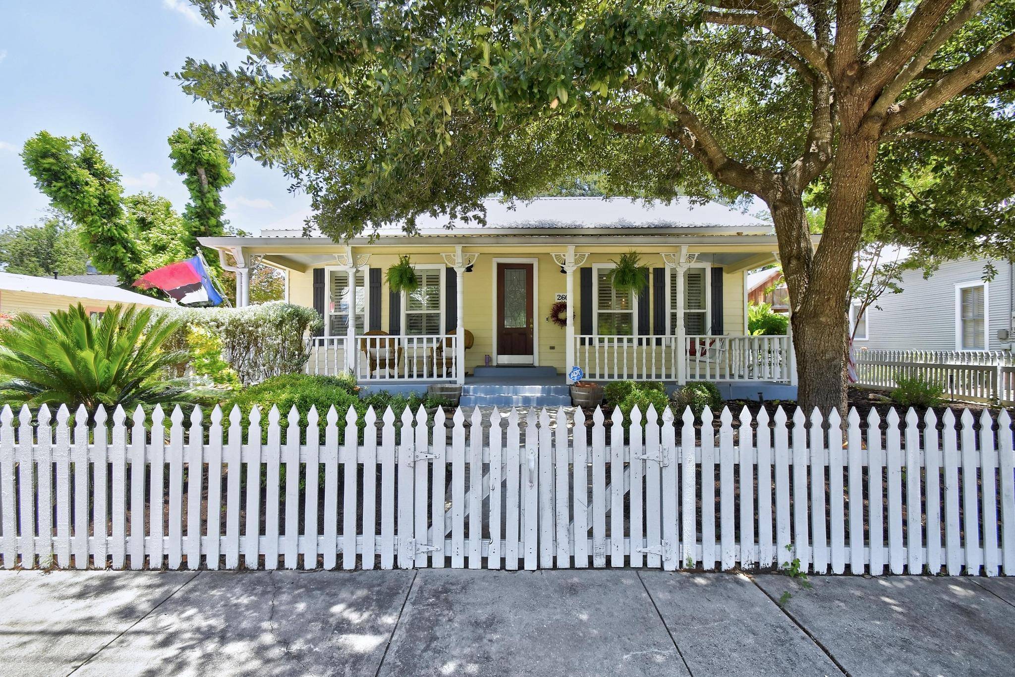 New Braunfels, TX 78130,260 N Santa Clara Ave