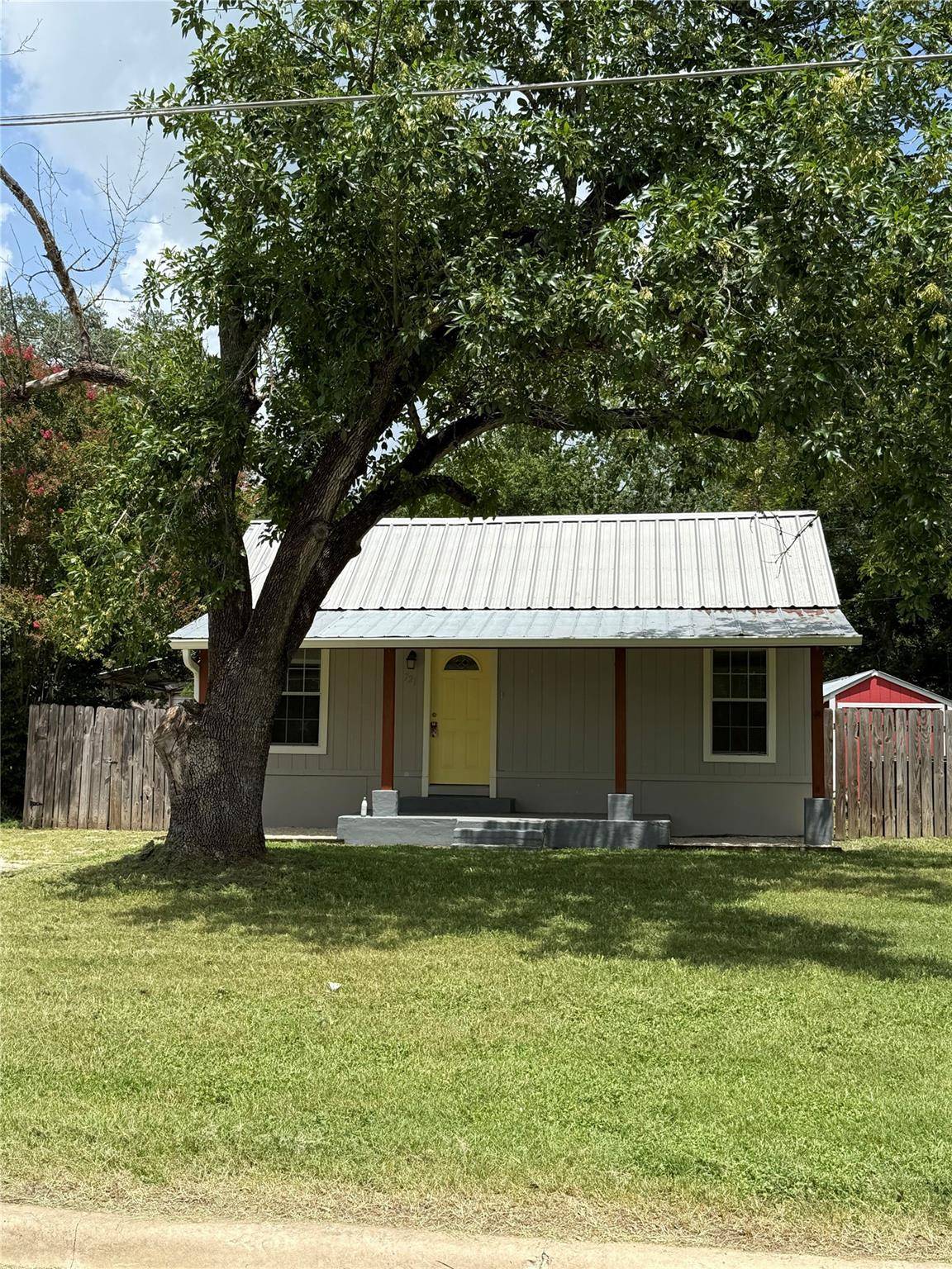 Luling, TX 78648,721 S Laurel Ave