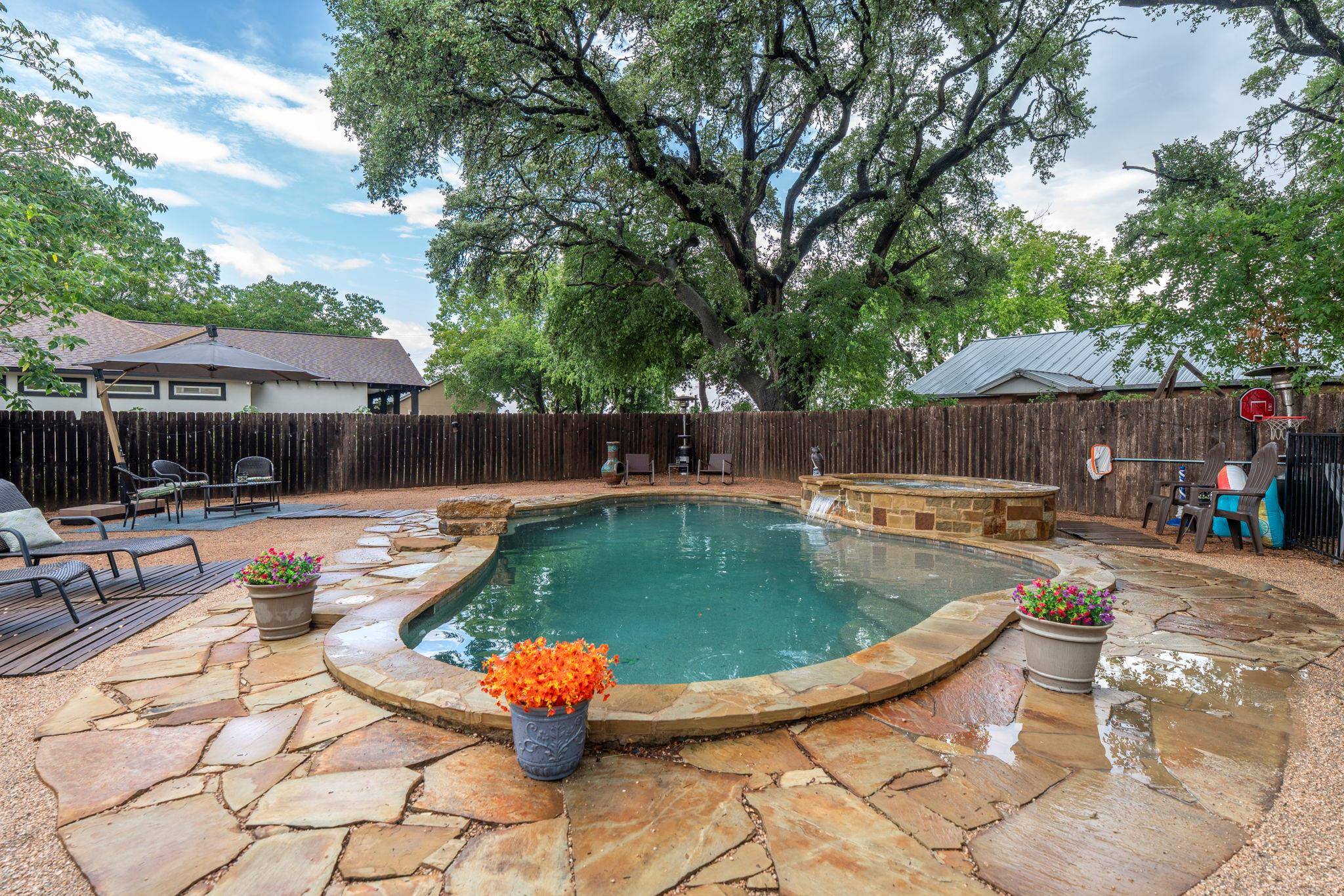 Buda, TX 78610,404 Austin ST