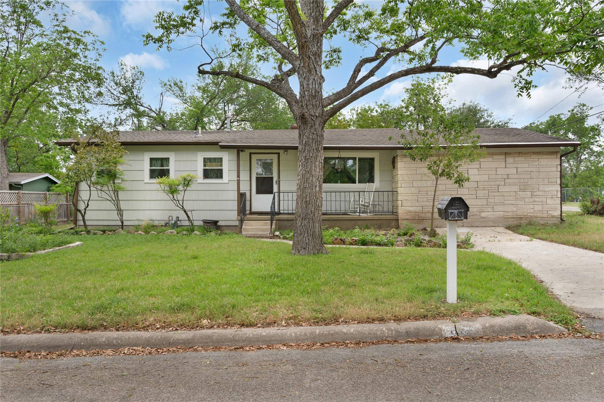Taylor, TX 76574,607 Gilmore ST