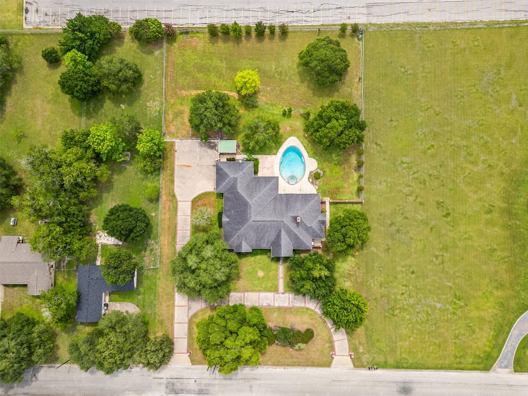 Flatonia, TX 78941,803 S Converse ST