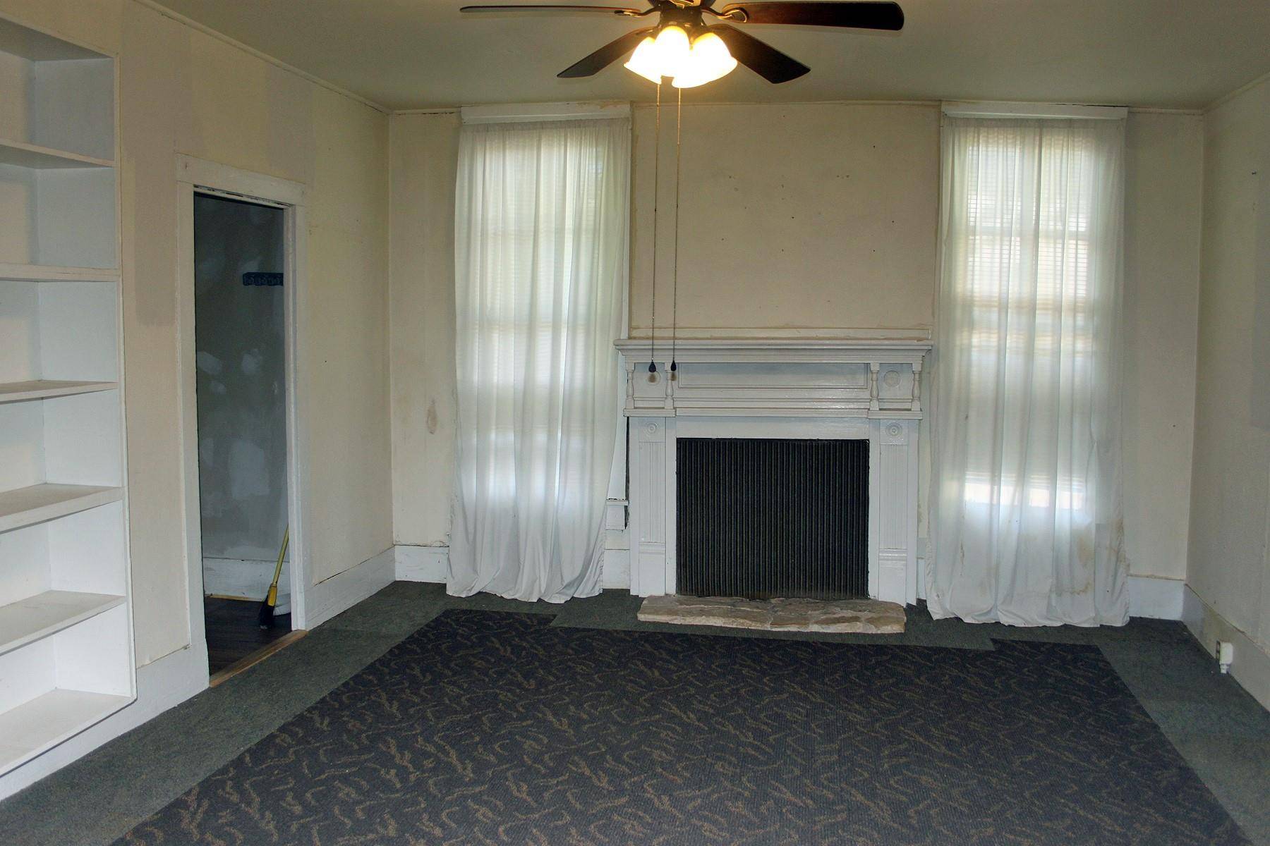 Lockhart, TX 78644,711 S Commerce ST