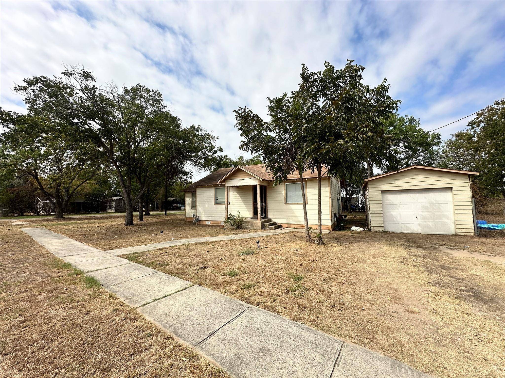 Luling, TX 78648,219 Elm Ave