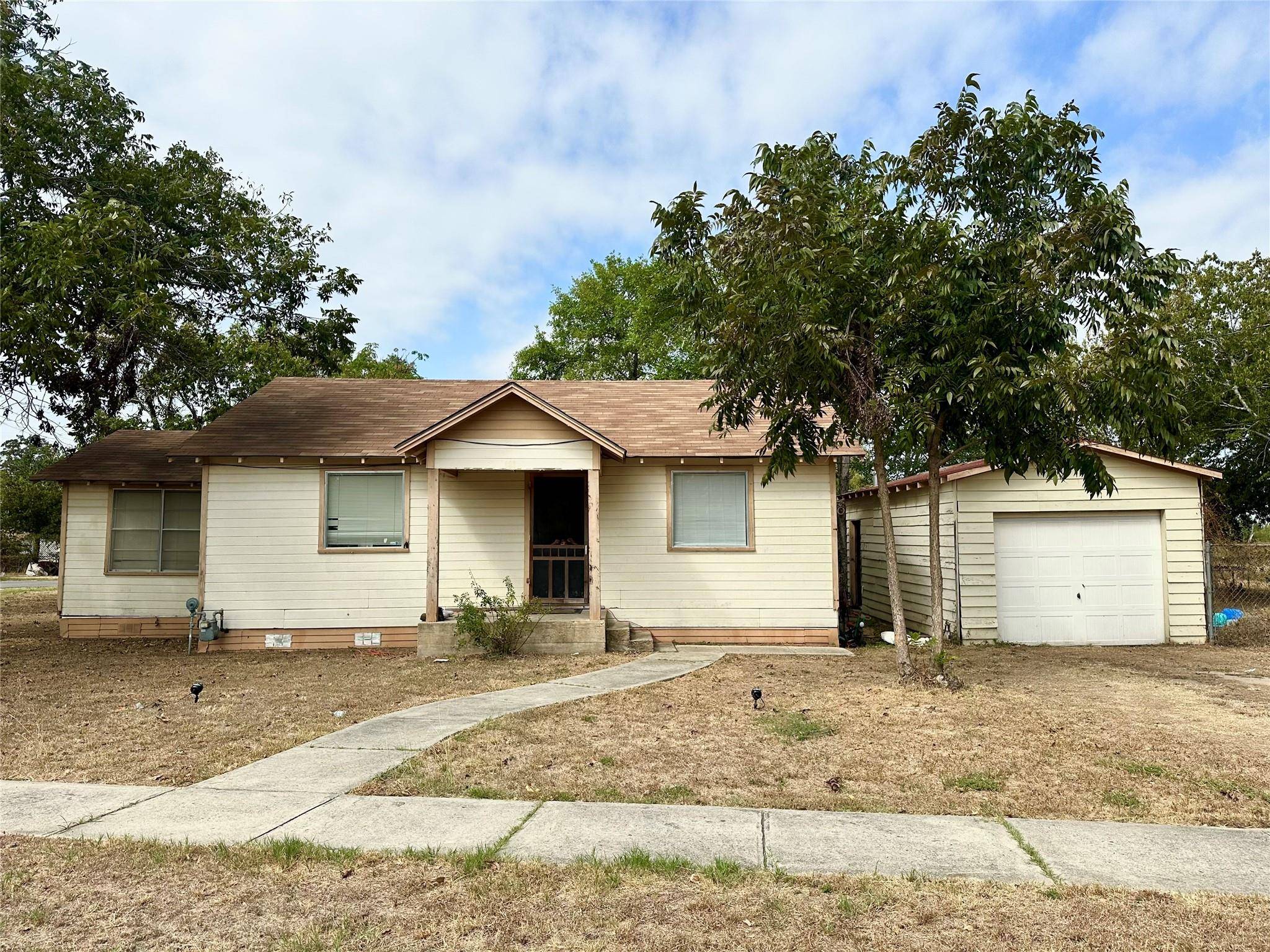 Luling, TX 78648,219 Elm Ave