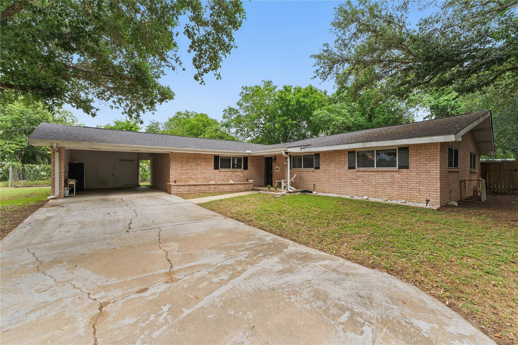 Gonzales, TX 78629,206 Live Oak ST