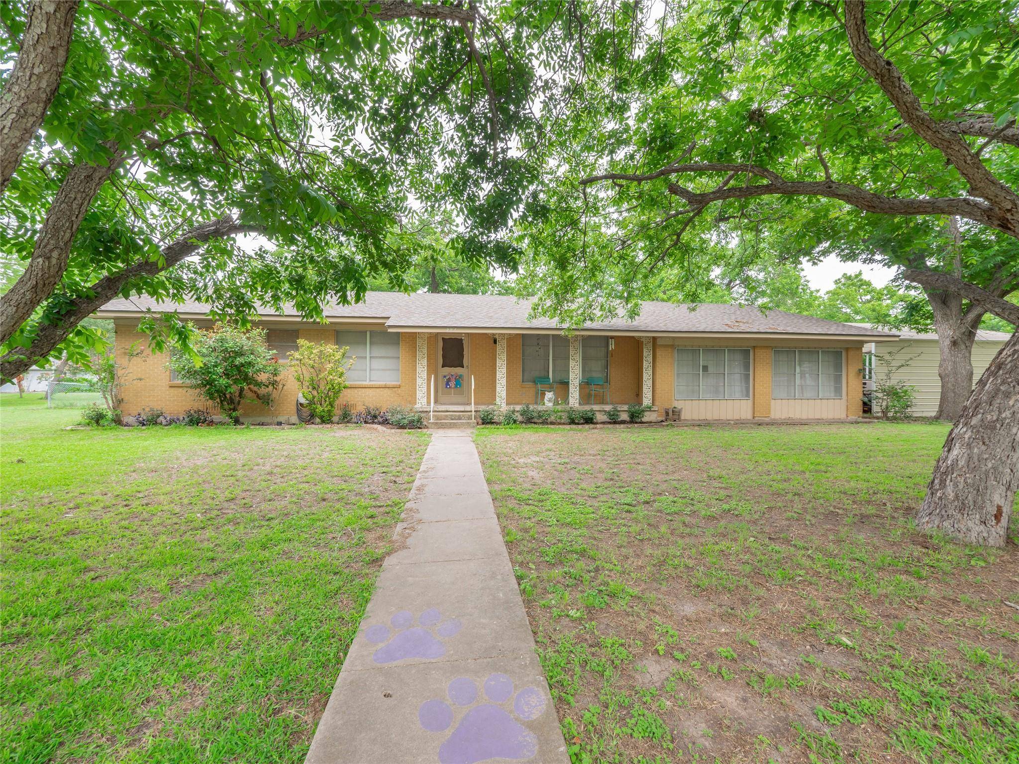 Thrall, TX 76578,302 Vernon ST
