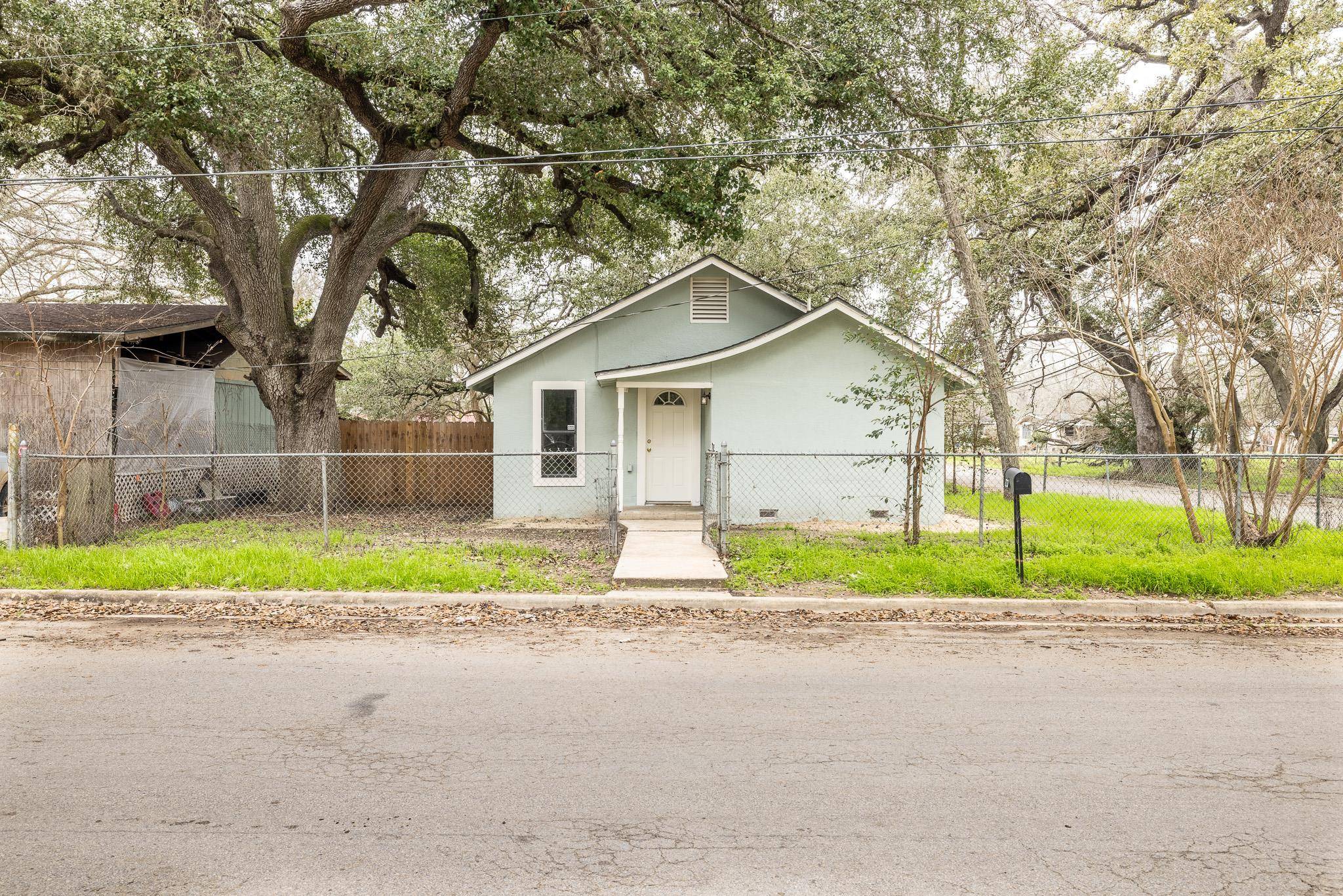Gonzales, TX 78629,623 Hopkins ST