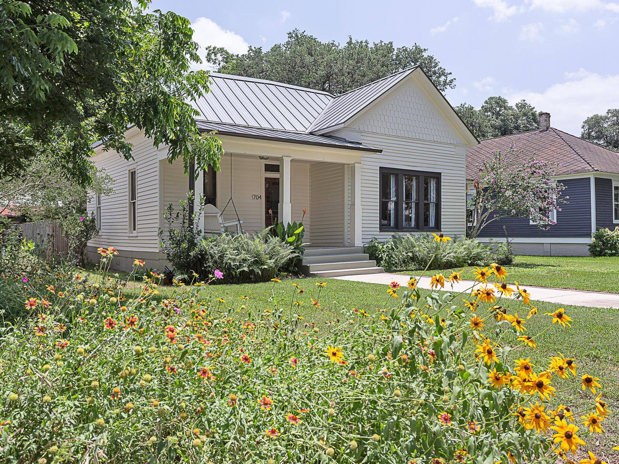 Smithville, TX 78957,704 Gresham ST