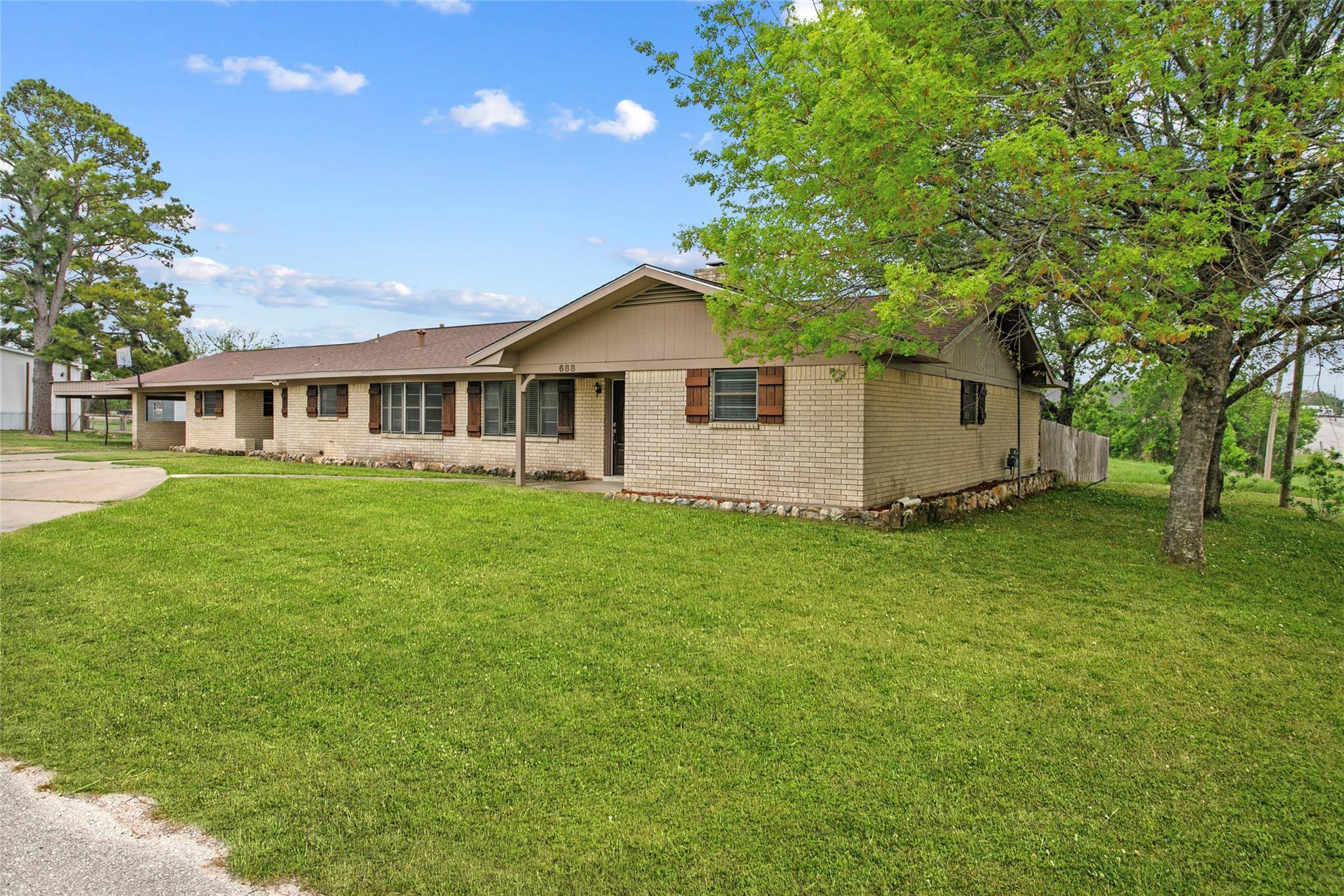 Giddings, TX 78942,688 W Independence ST