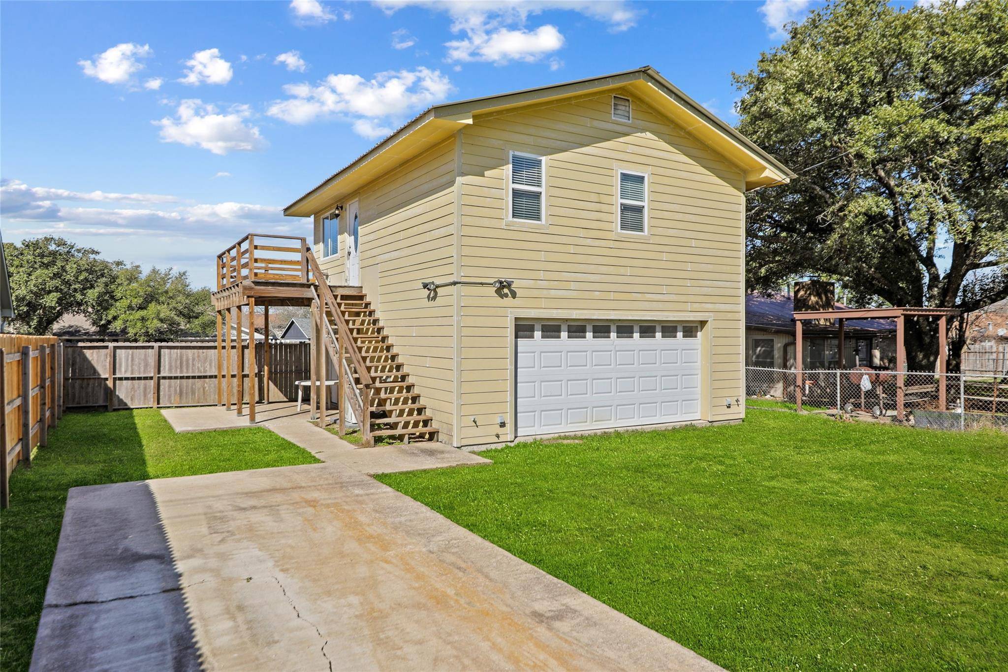 Giddings, TX 78942,320 Sandridge DR