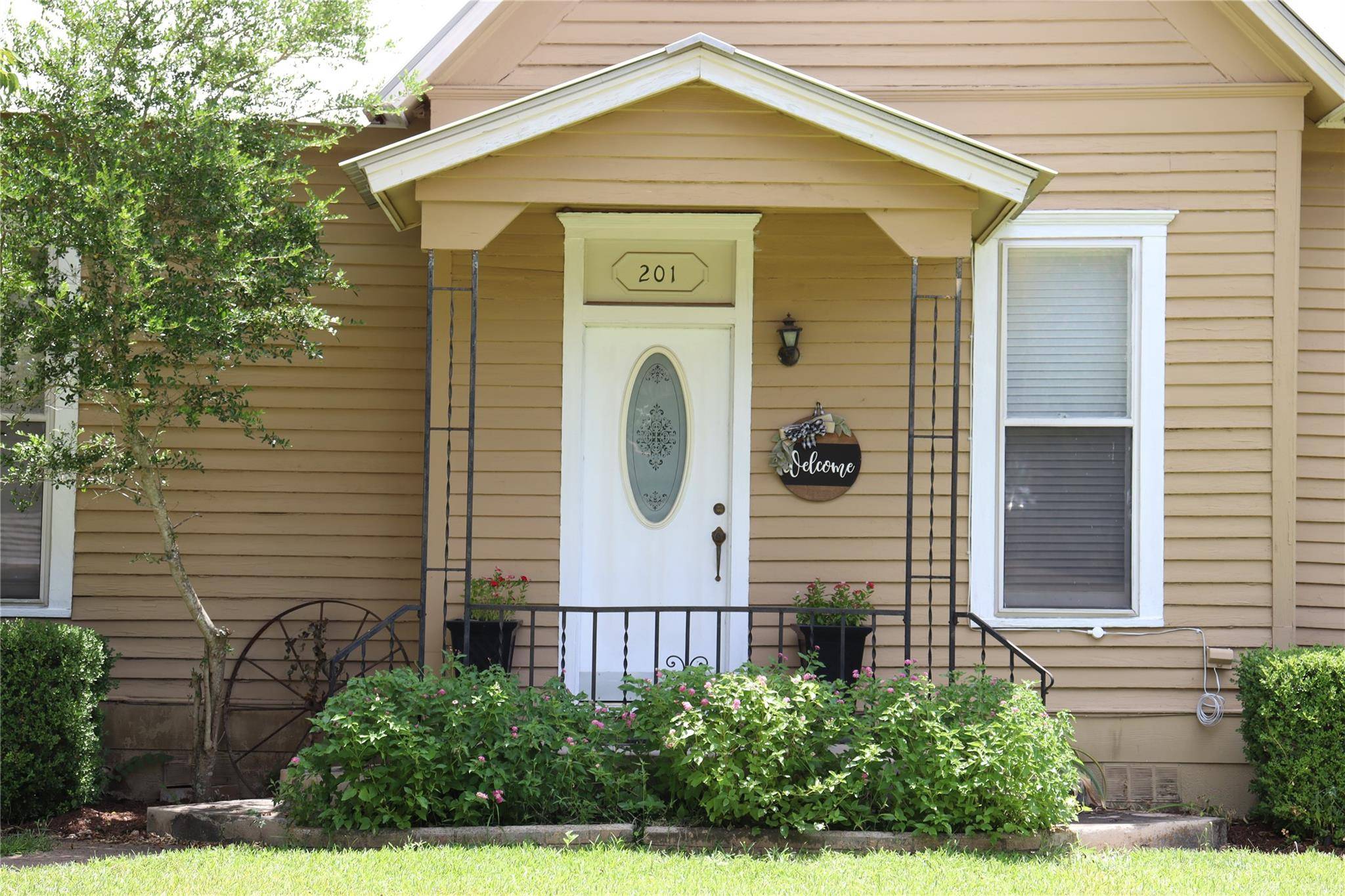 Smithville, TX 78957,201 Fifth Ave