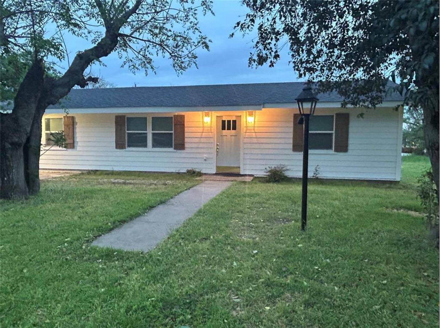 Smithville, TX 78957,309 Lynch ST