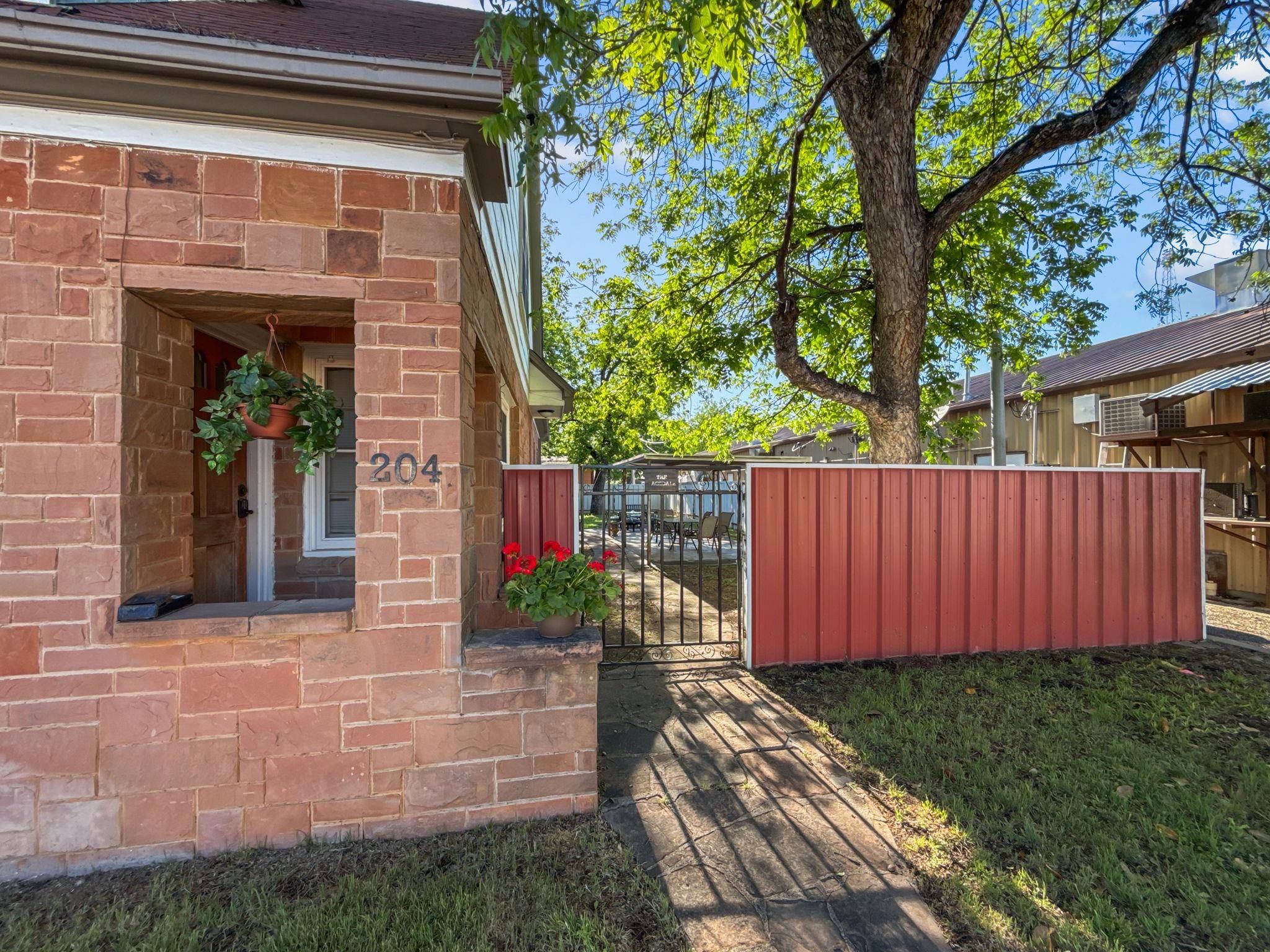 San Saba, TX 76877,206 S Clear ST