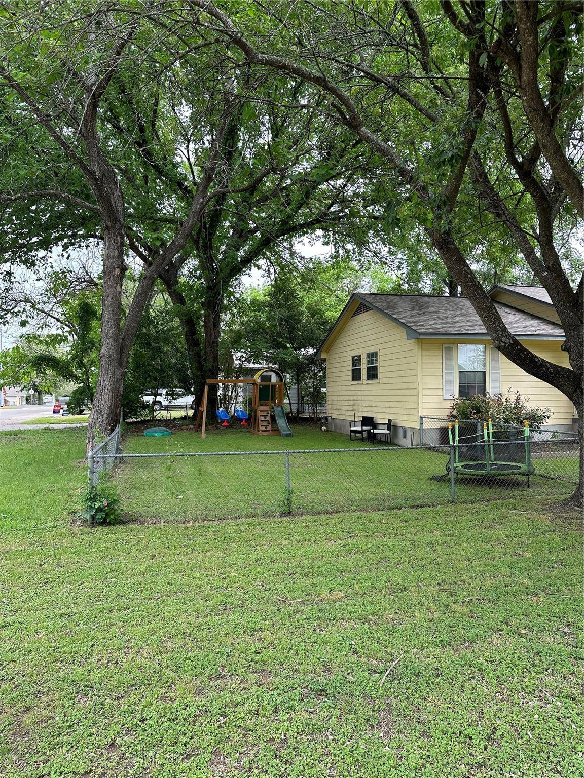 Smithville, TX 78957,1301 NE 2nd ST