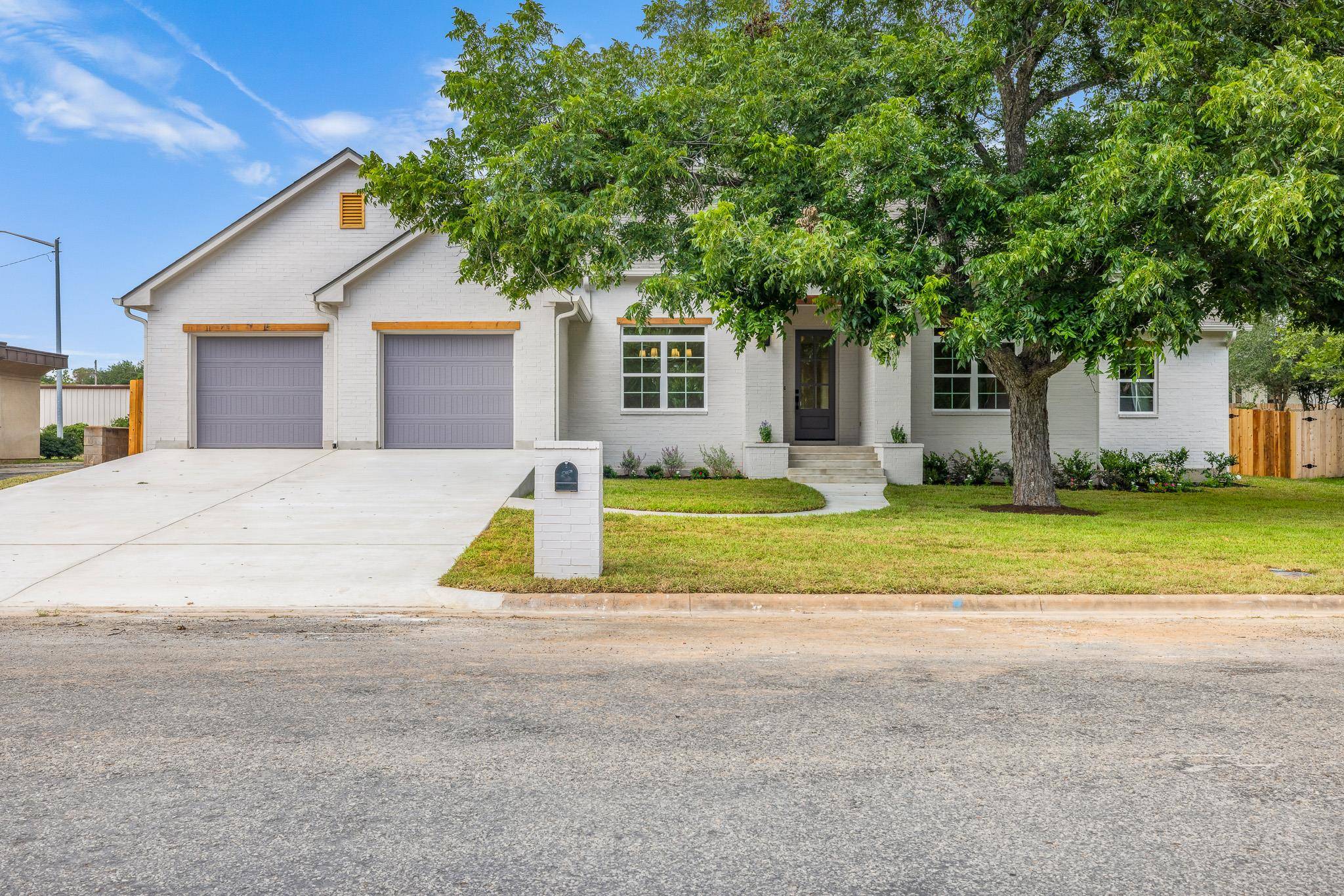La Grange, TX 78945,271 S College ST