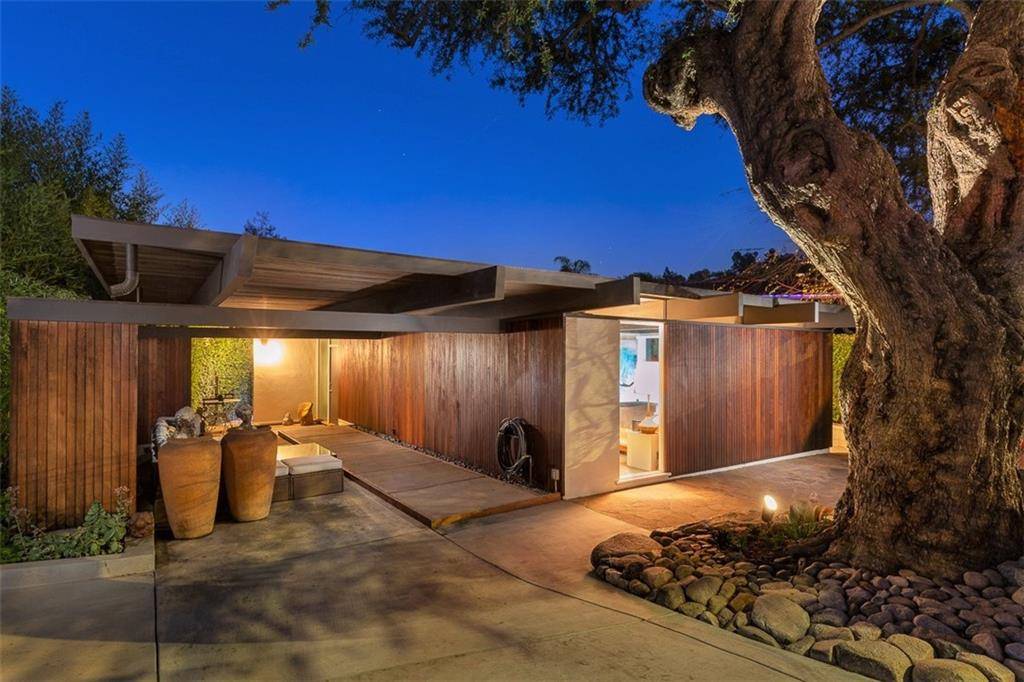 Out Of State, CA 90039,2344 SILVER LAKE BLVD