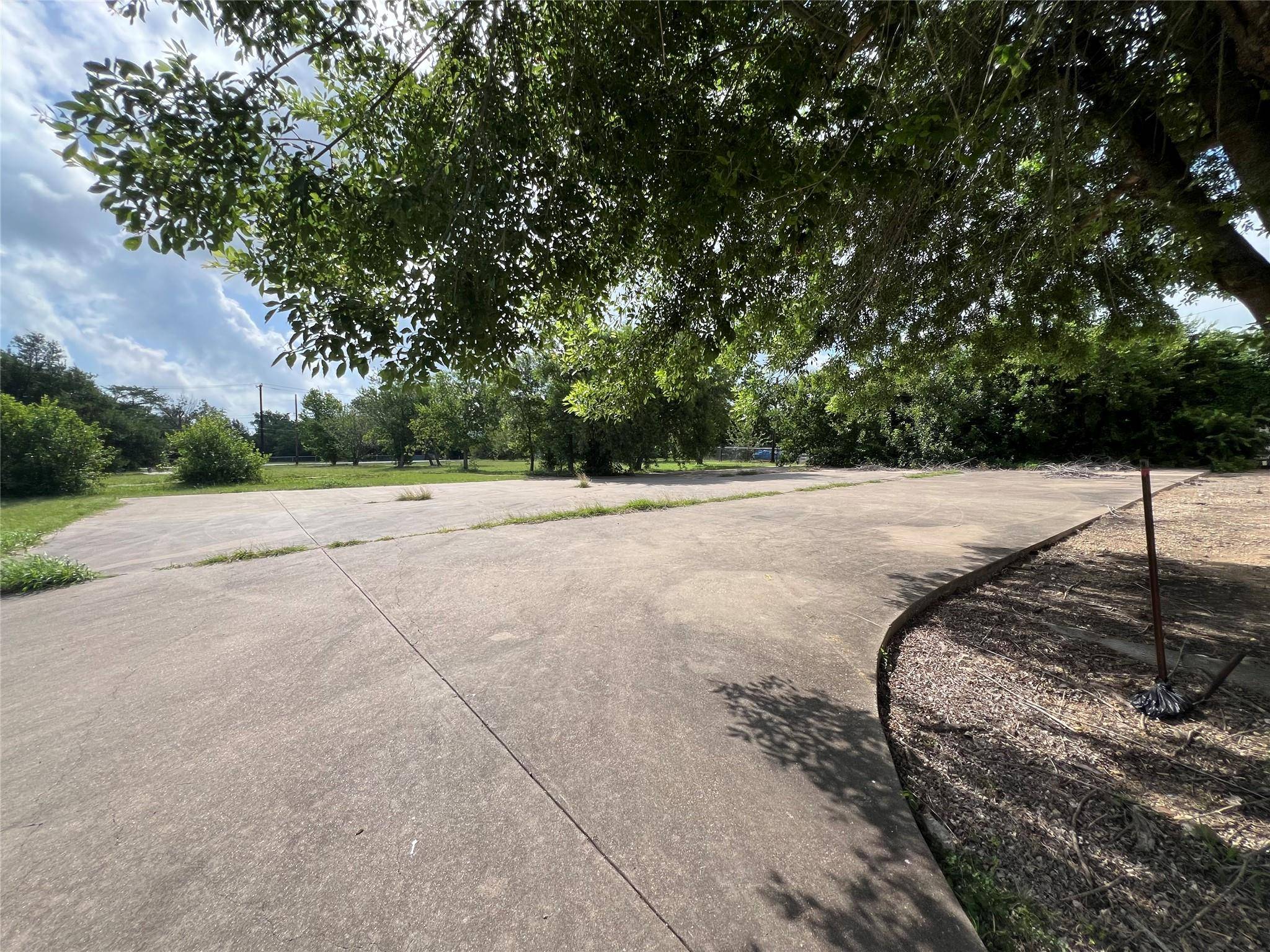 Taylor, TX 76574,212 E Lake DR