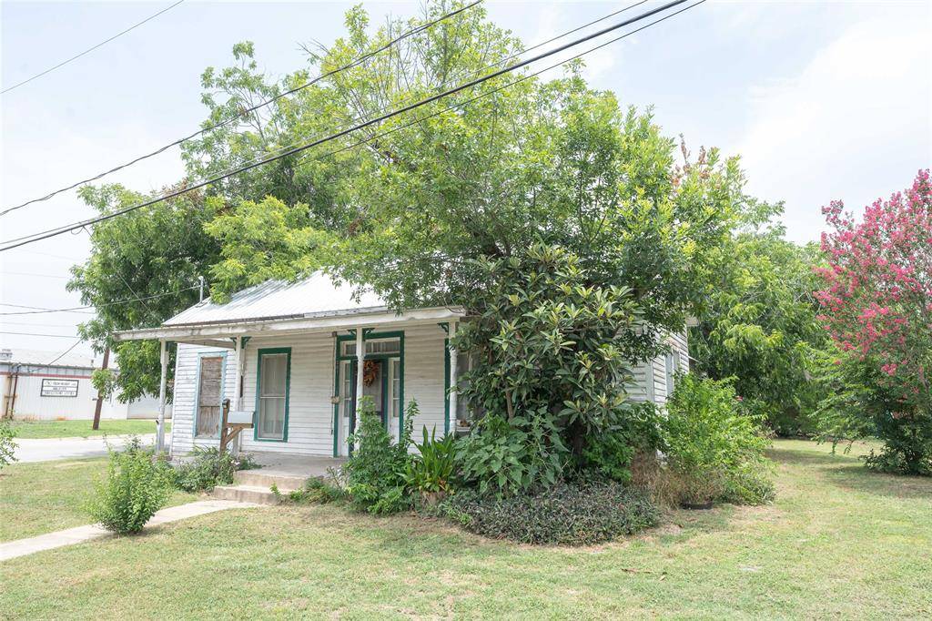 Luling, TX 78648,301 E Houston ST