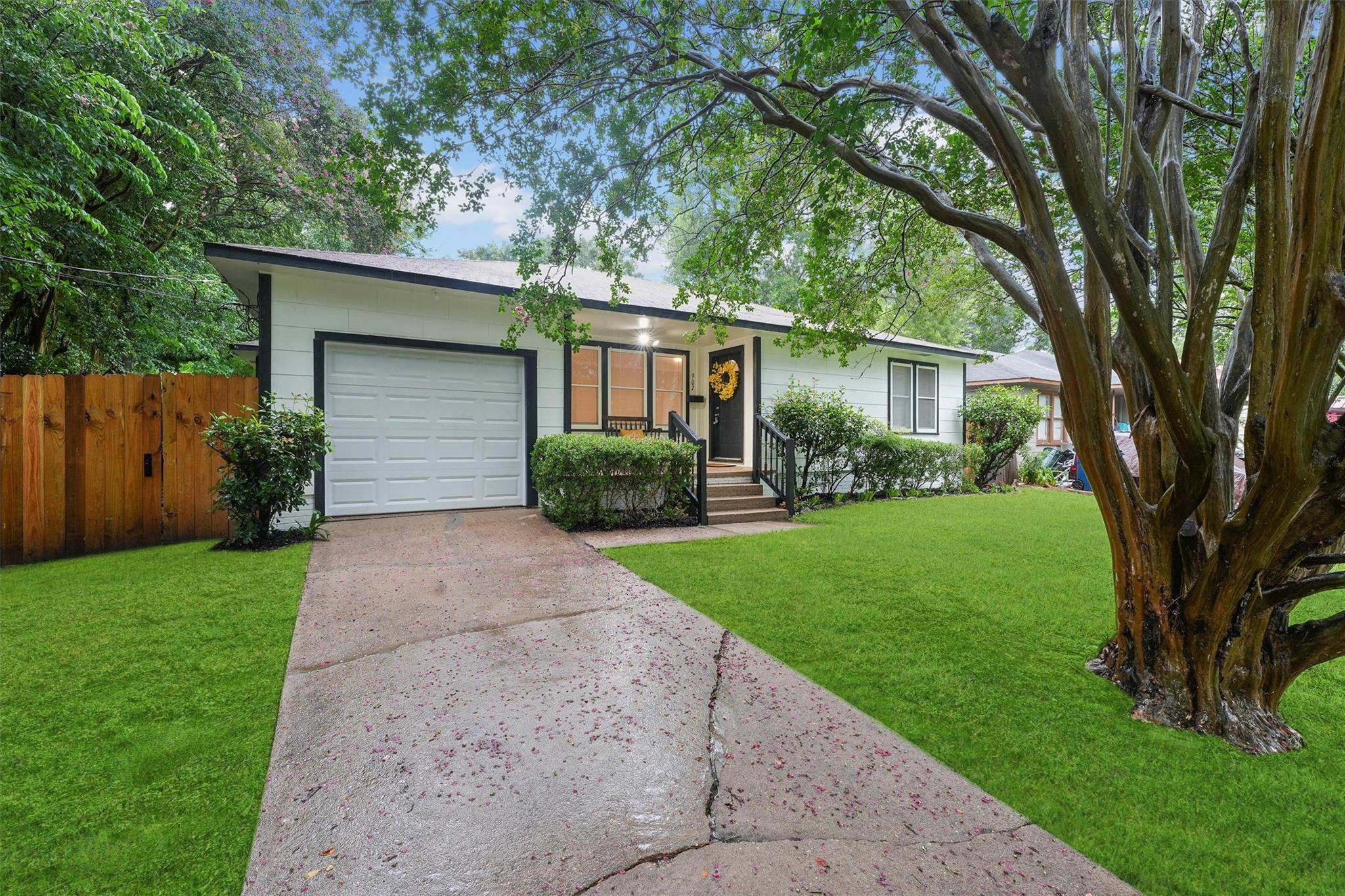 Brenham, TX 77833,907 Barnhill ST