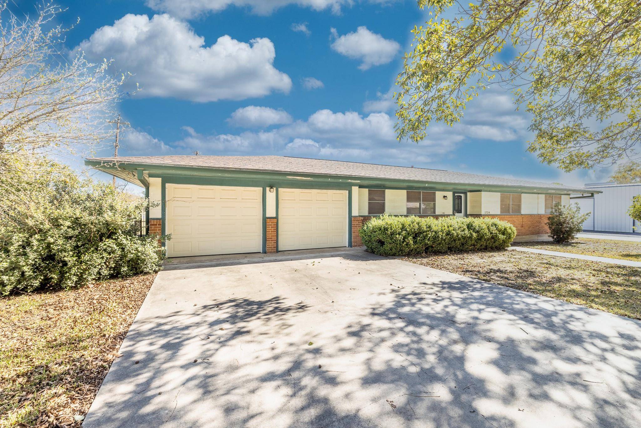 Gonzales, TX 78629,1724 Hickston ST