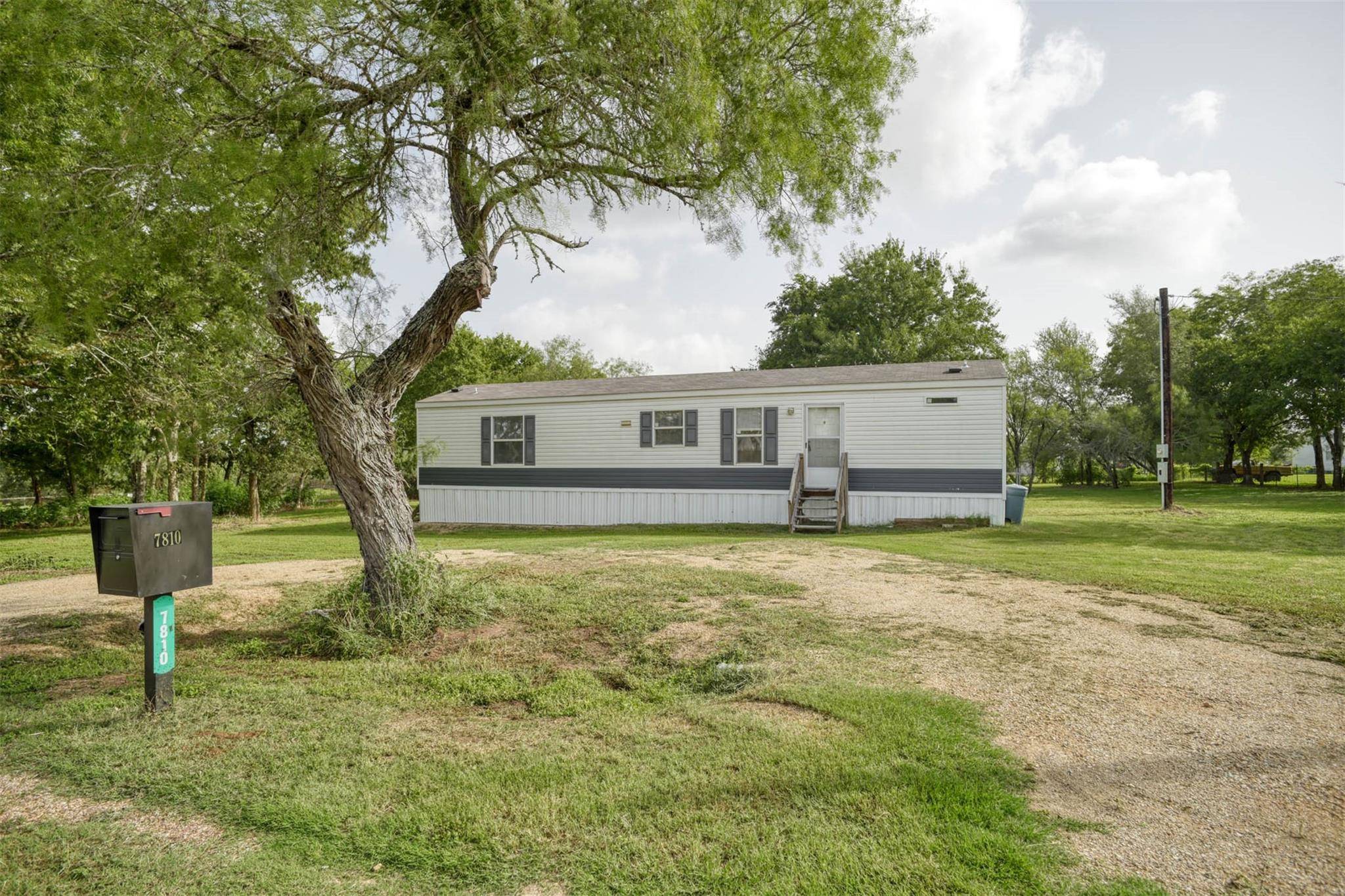 Flatonia, TX 78941,7810 Saint Charles ST