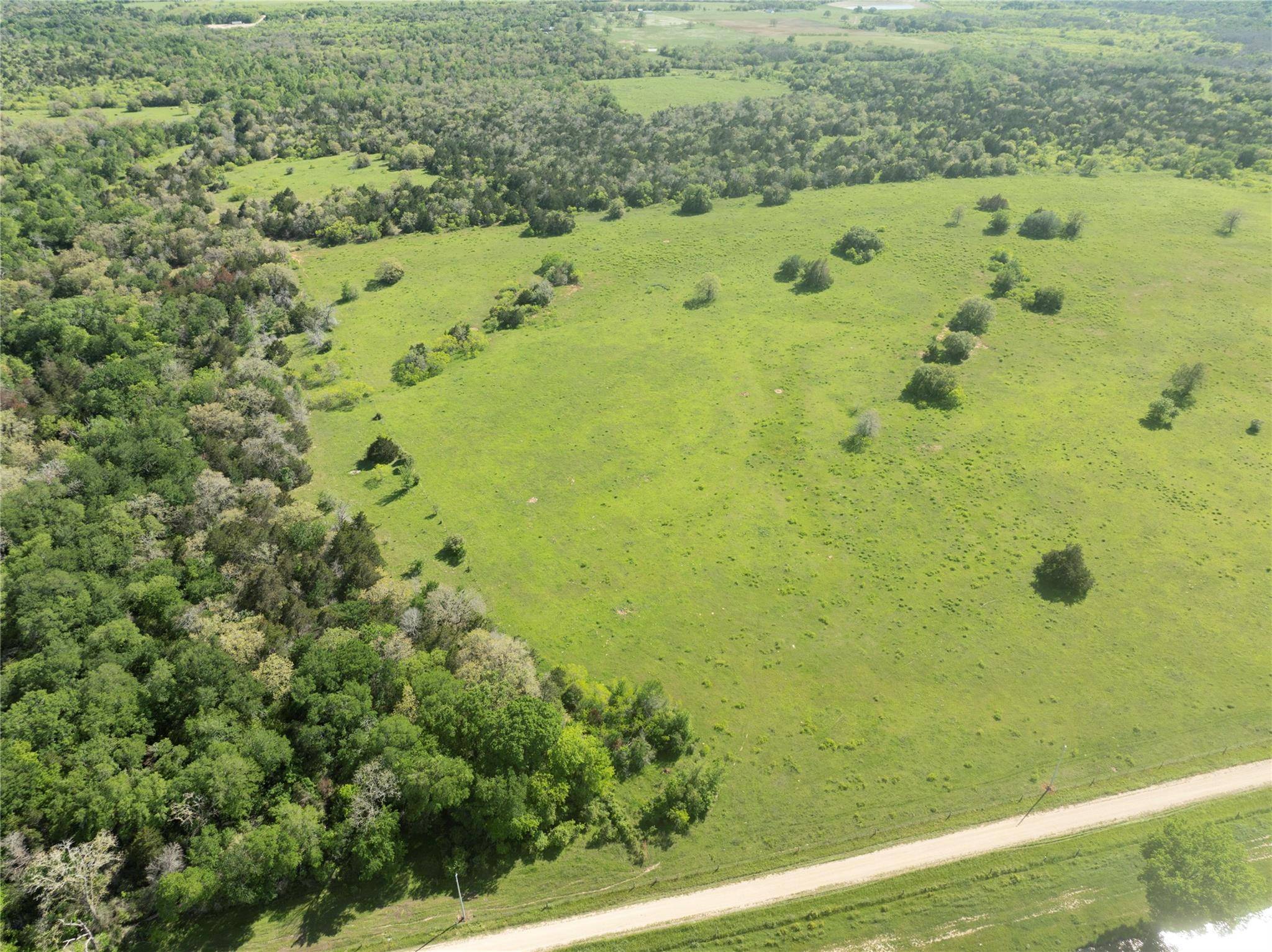 Waelder, TX 78959,05 Hunt LN