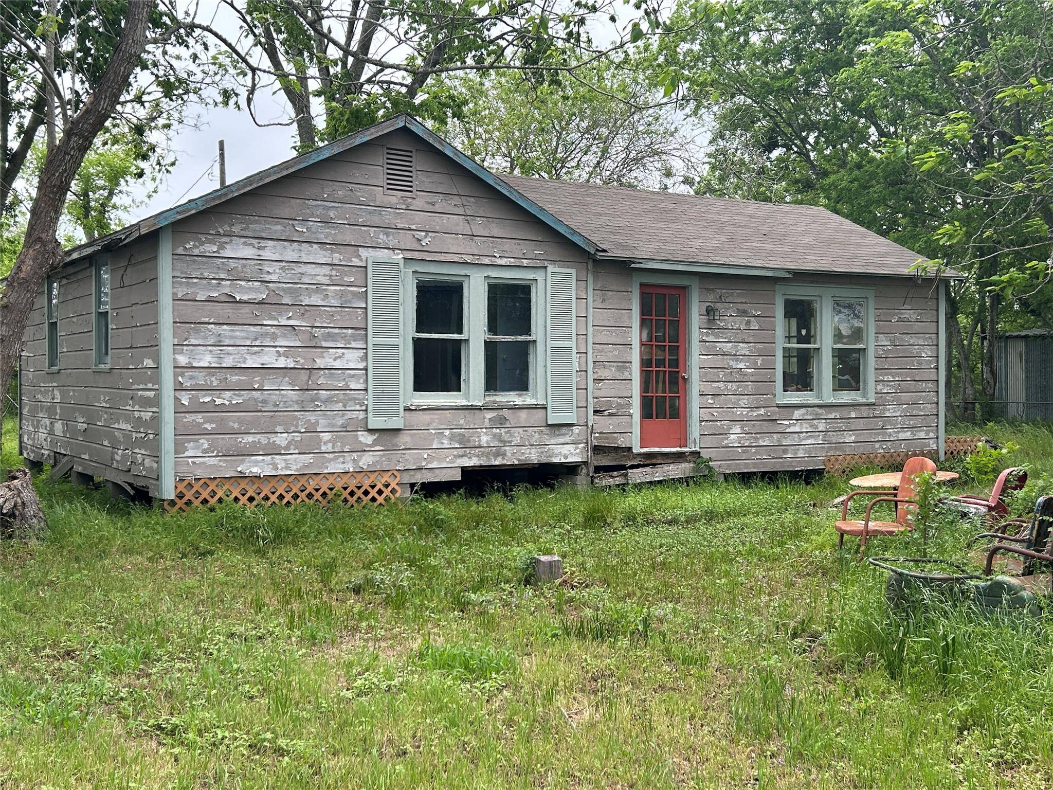 Carmine, TX 78932,211, 205, 206 E Thigpen ST