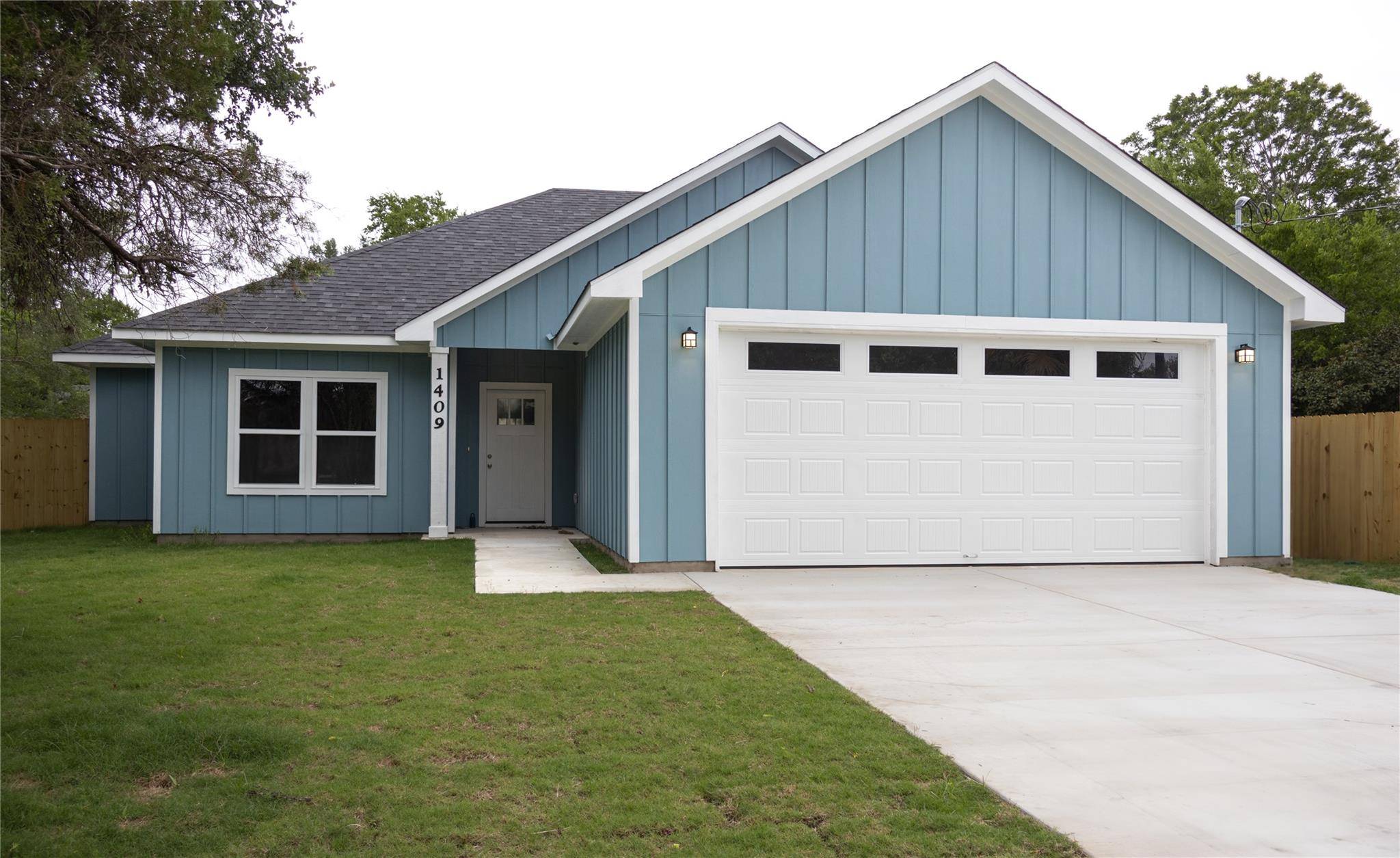 Luling, TX 78648,1409 E Fannin ST