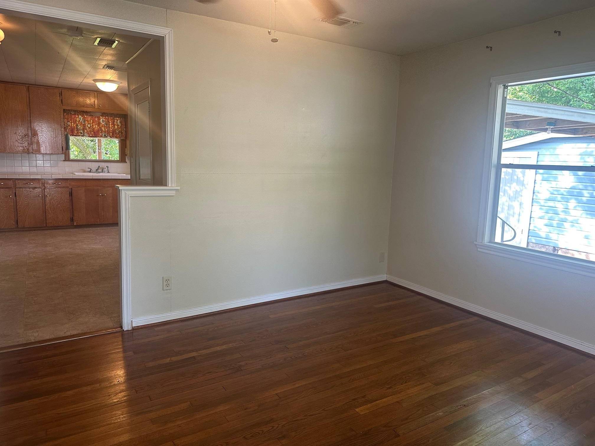 La Grange, TX 78945,762 E Walnut ST