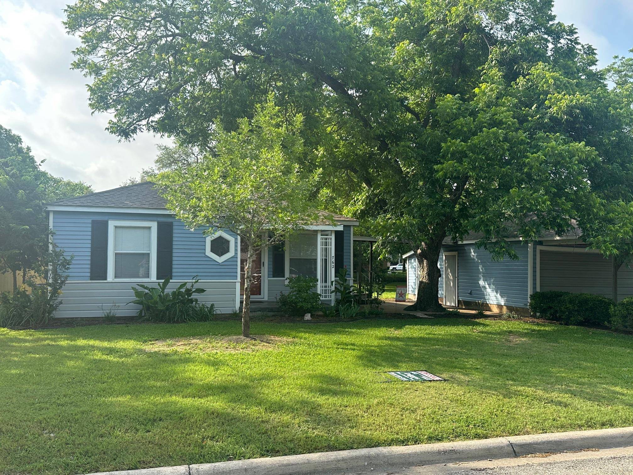 La Grange, TX 78945,762 E Walnut ST