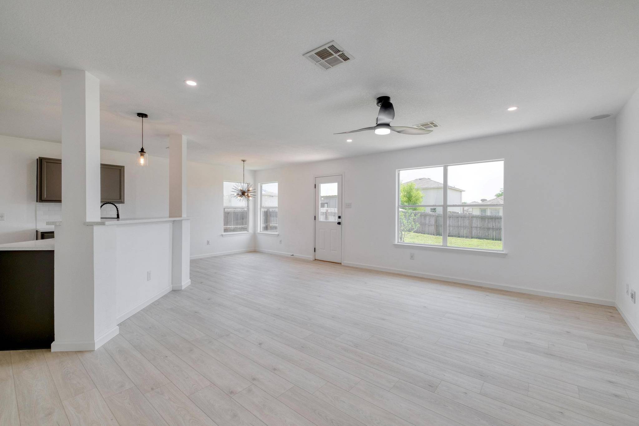 Hutto, TX 78634,303 Flinn ST
