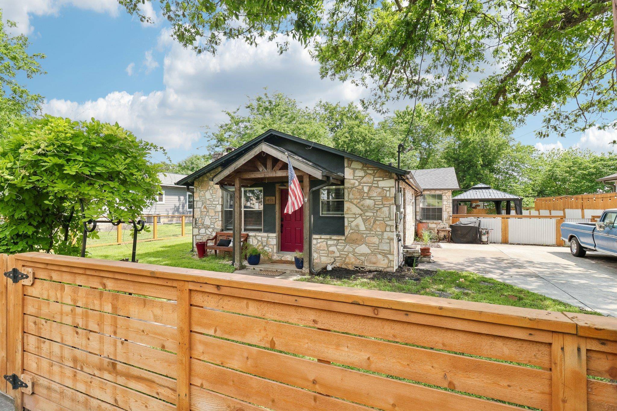 Boerne, TX 78006,421 James ST