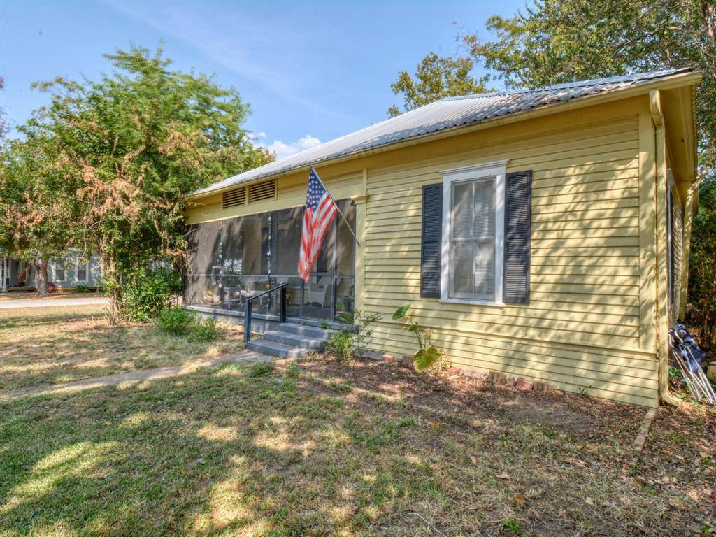 Smithville, TX 78957,306 Short ST