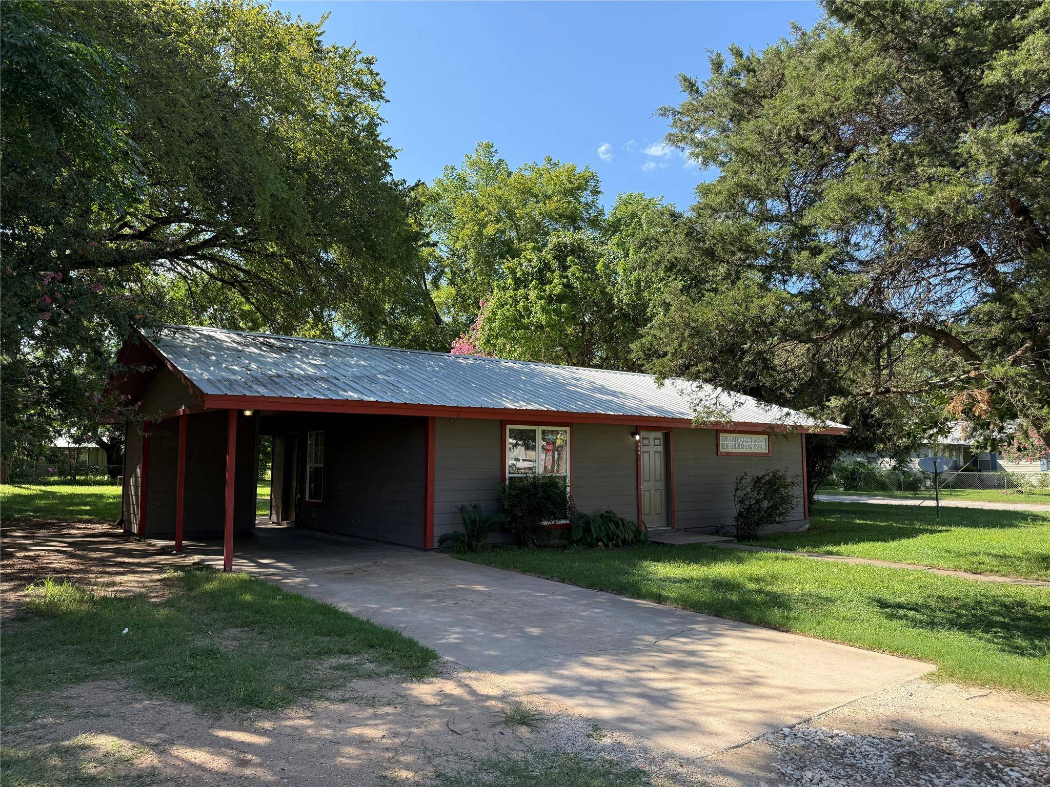 Smithville, TX 78957,300 Eagleston ST